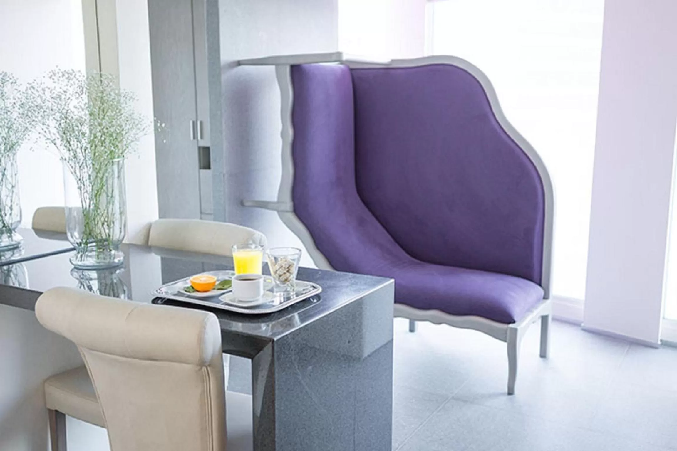 Seating area in Suites Contempo