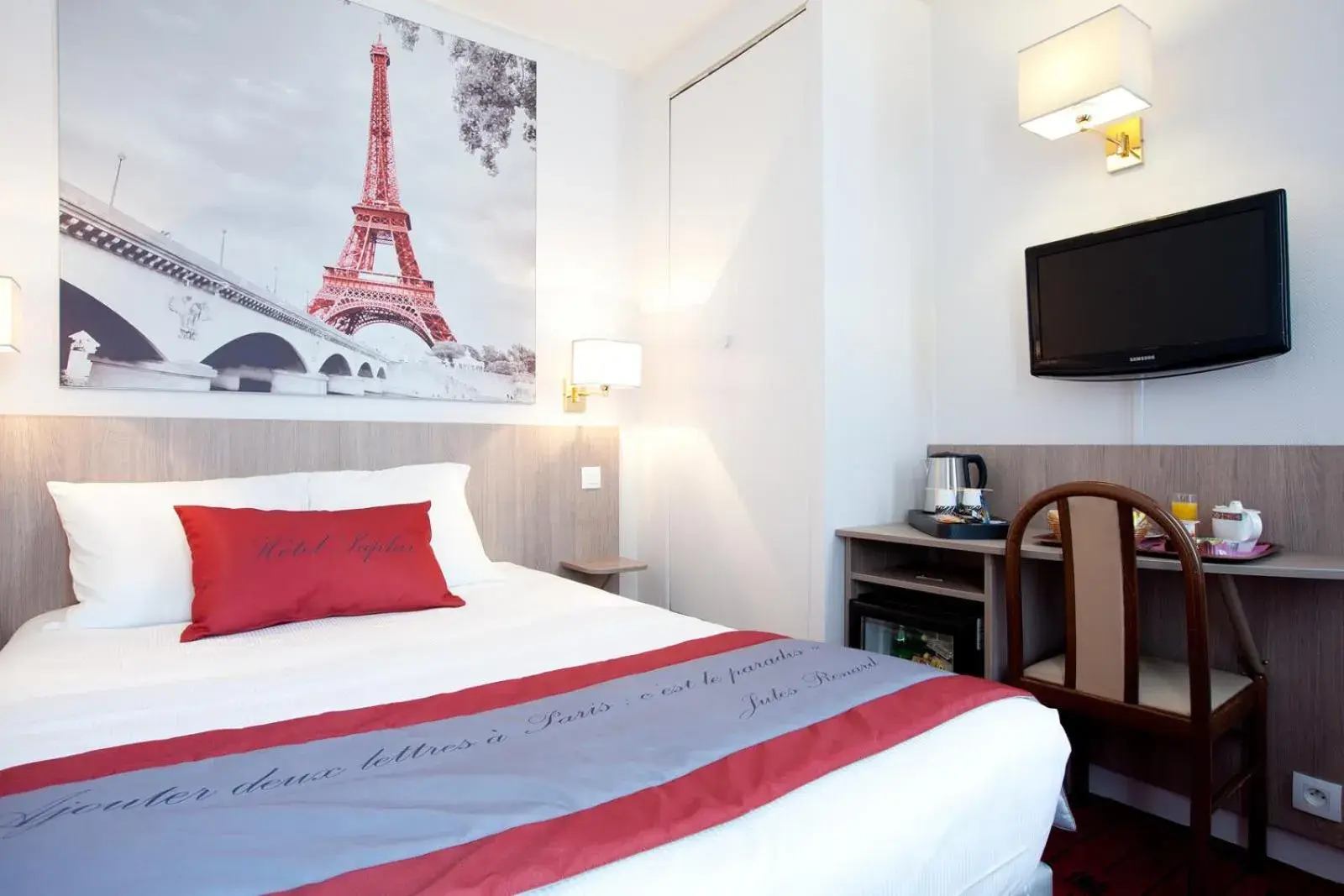 Bed in Saphir Grenelle Bed in Saphir Grenelle