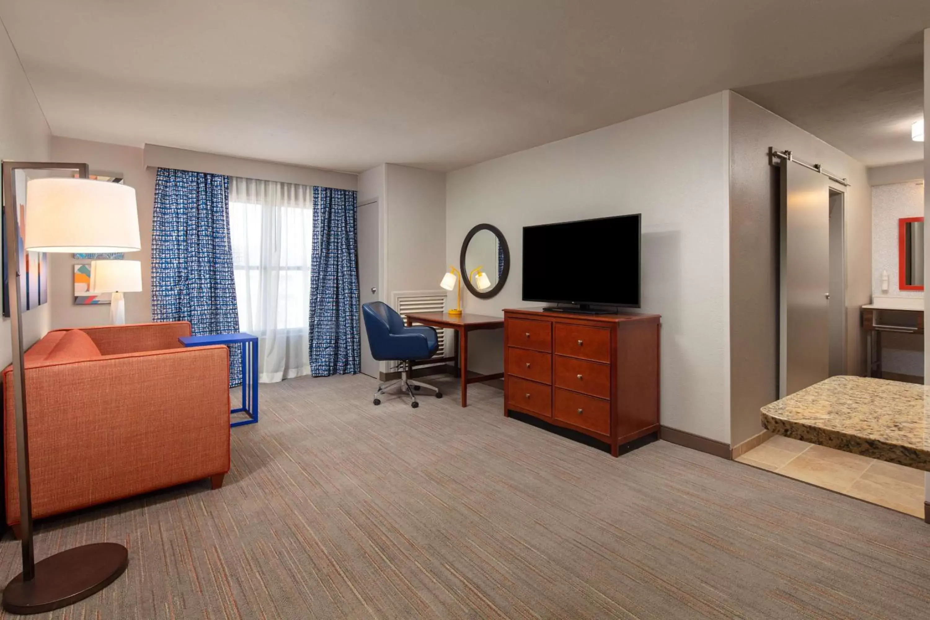 Bedroom, TV/Entertainment Center in Hampton Inn & Suites El Paso-Airport