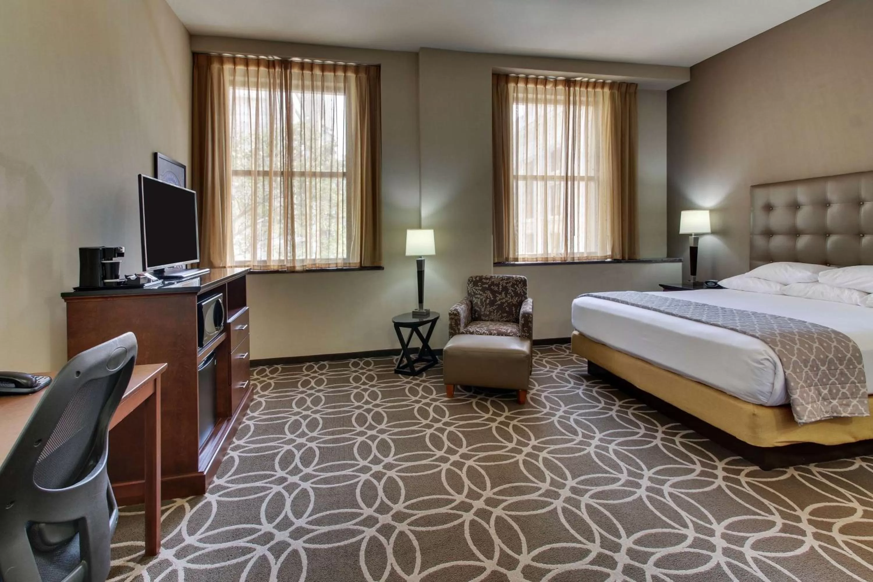 Deluxe King Room - Hearing Accessible, Shower in Drury Plaza Hotel Cleveland Downtown