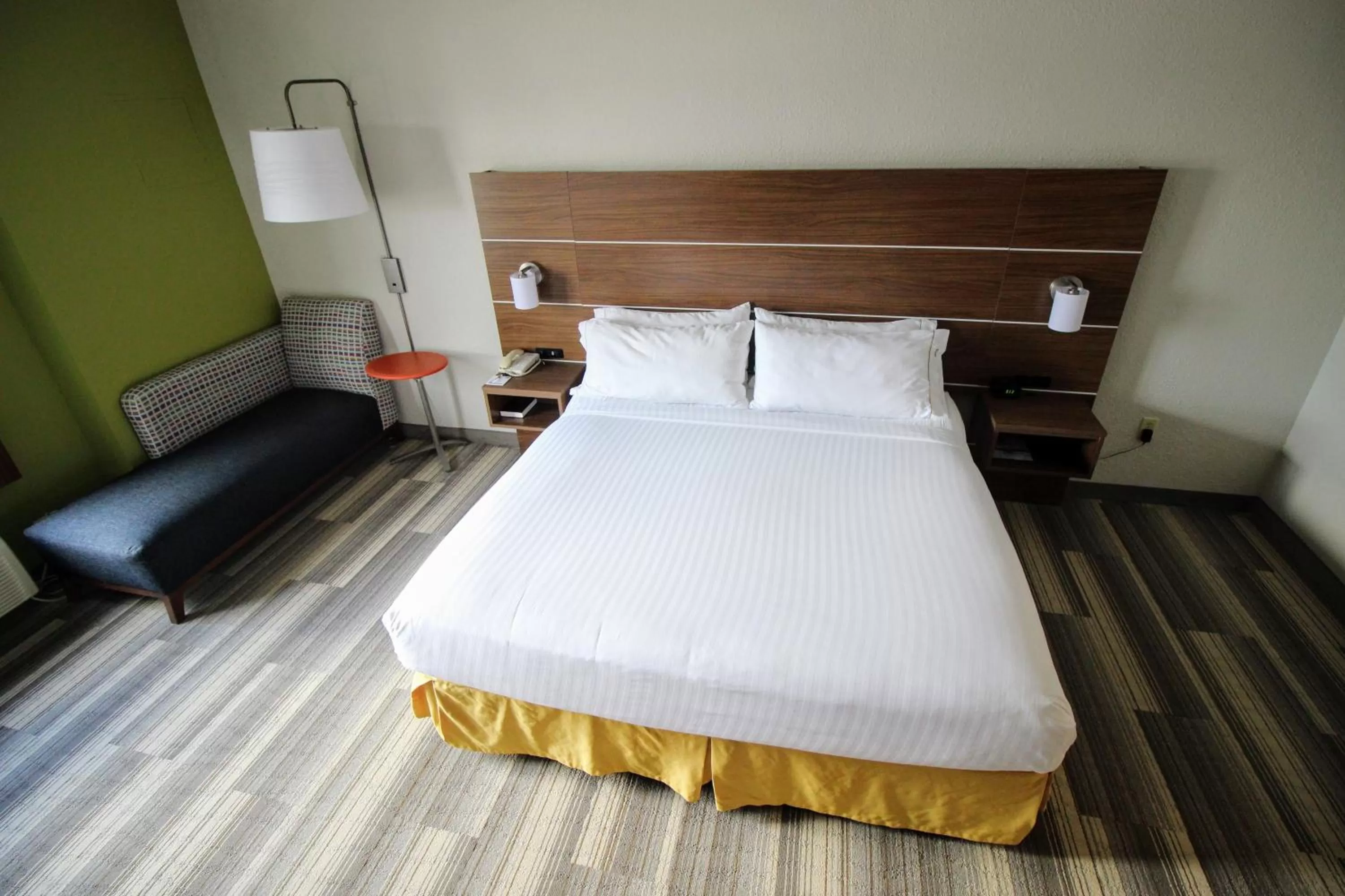 Bed in Holiday Inn Express & Suites Houston - Memorial Park Area by IHG