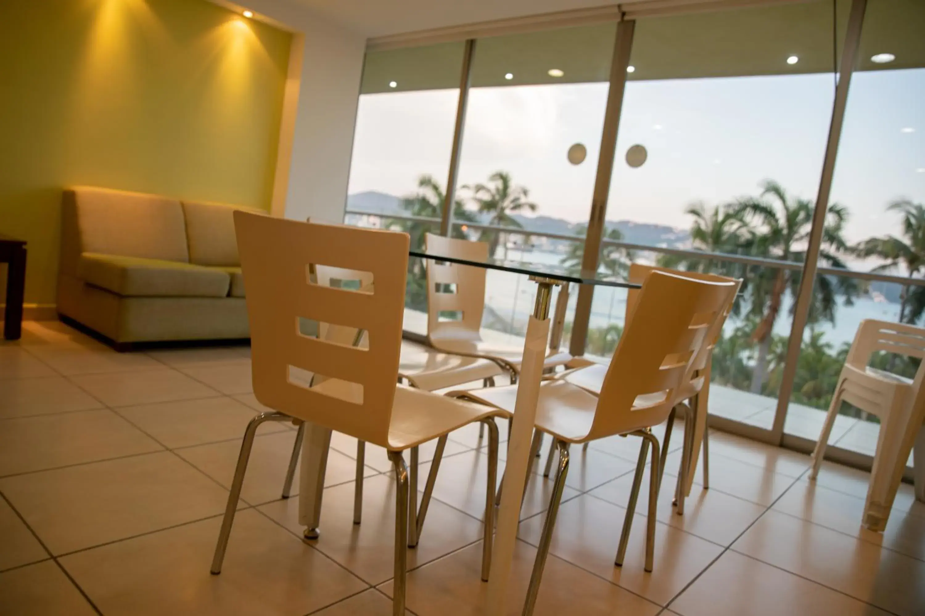 Dining area, Restaurant/Places to Eat in Ramada by Wyndham Acapulco Hotel & Suites