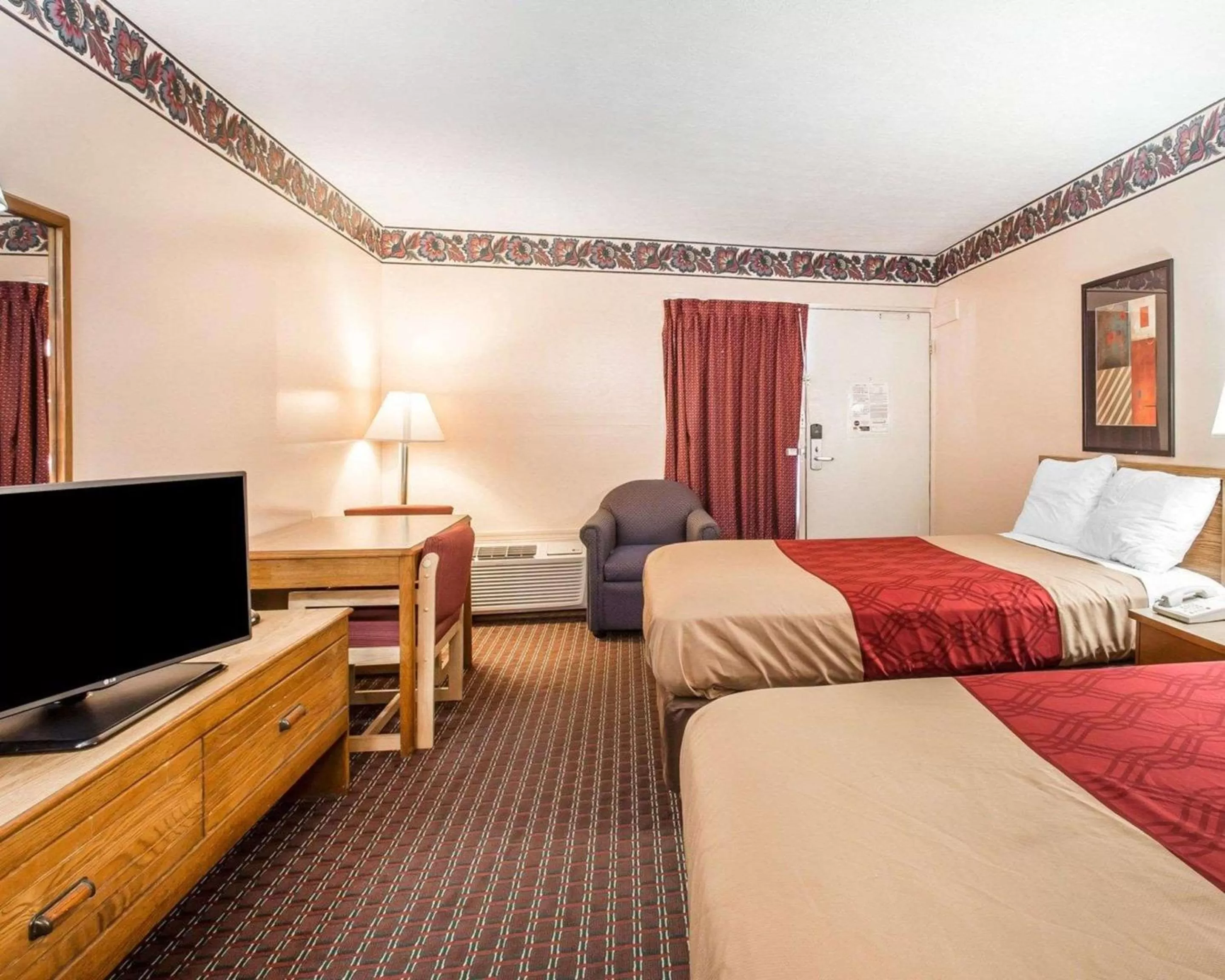 Photo of the whole room, Bed in Econo Lodge McDonough South