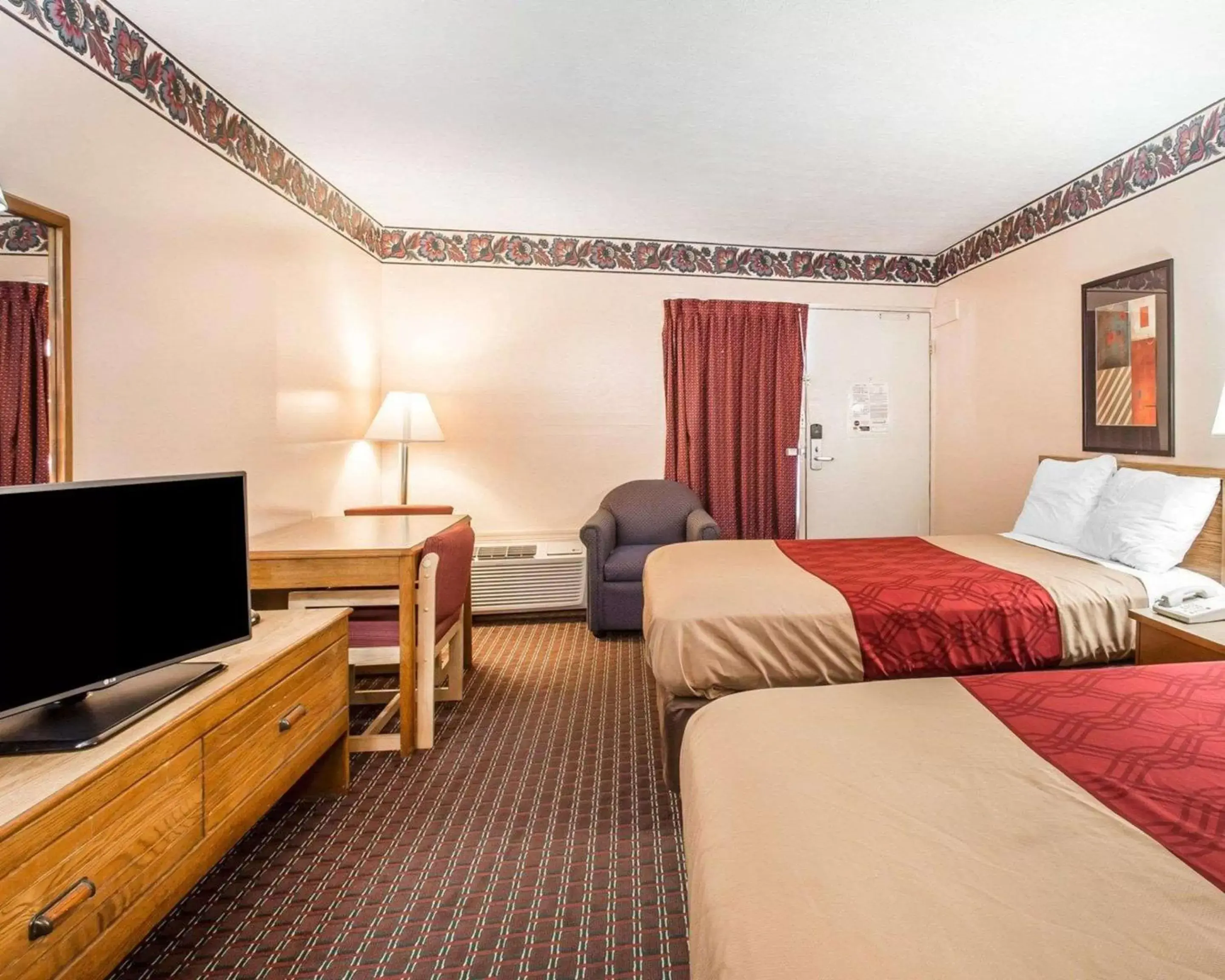 Photo of the whole room, Bed in Econo Lodge McDonough