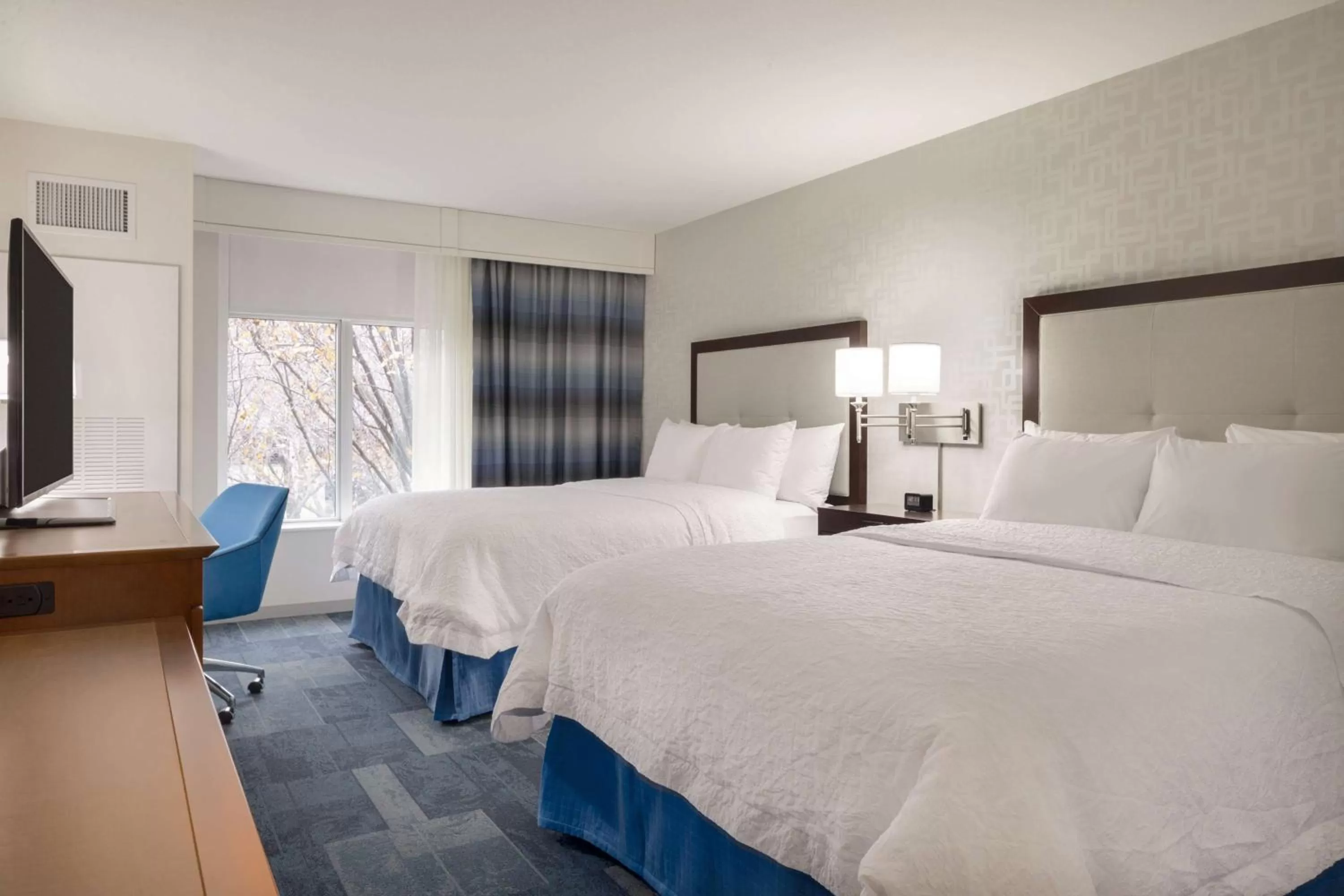 Bed in Hampton Inn & Suites Rosemont Chicago O'Hare