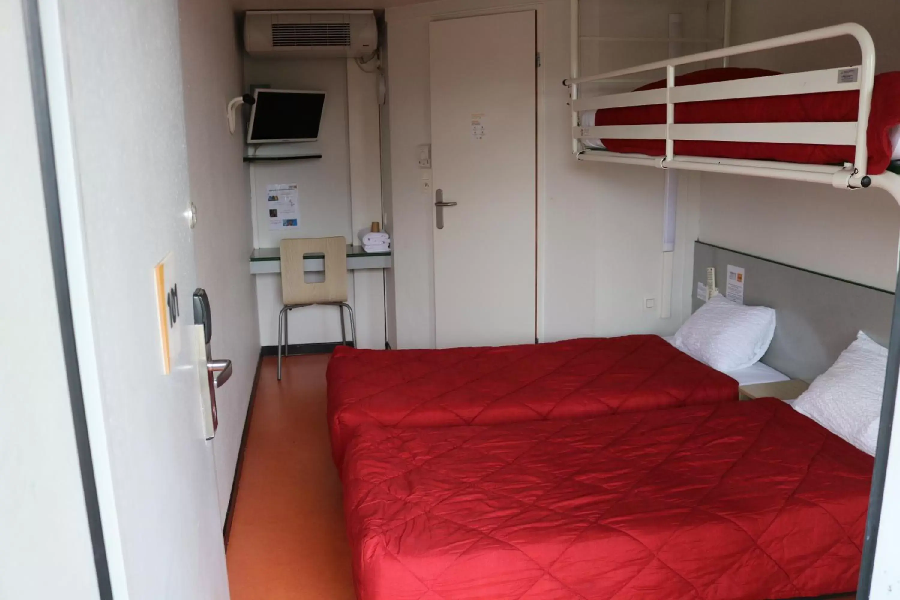 Bedroom, Bed in Premiere Classe Saint Nazaire - Trignac