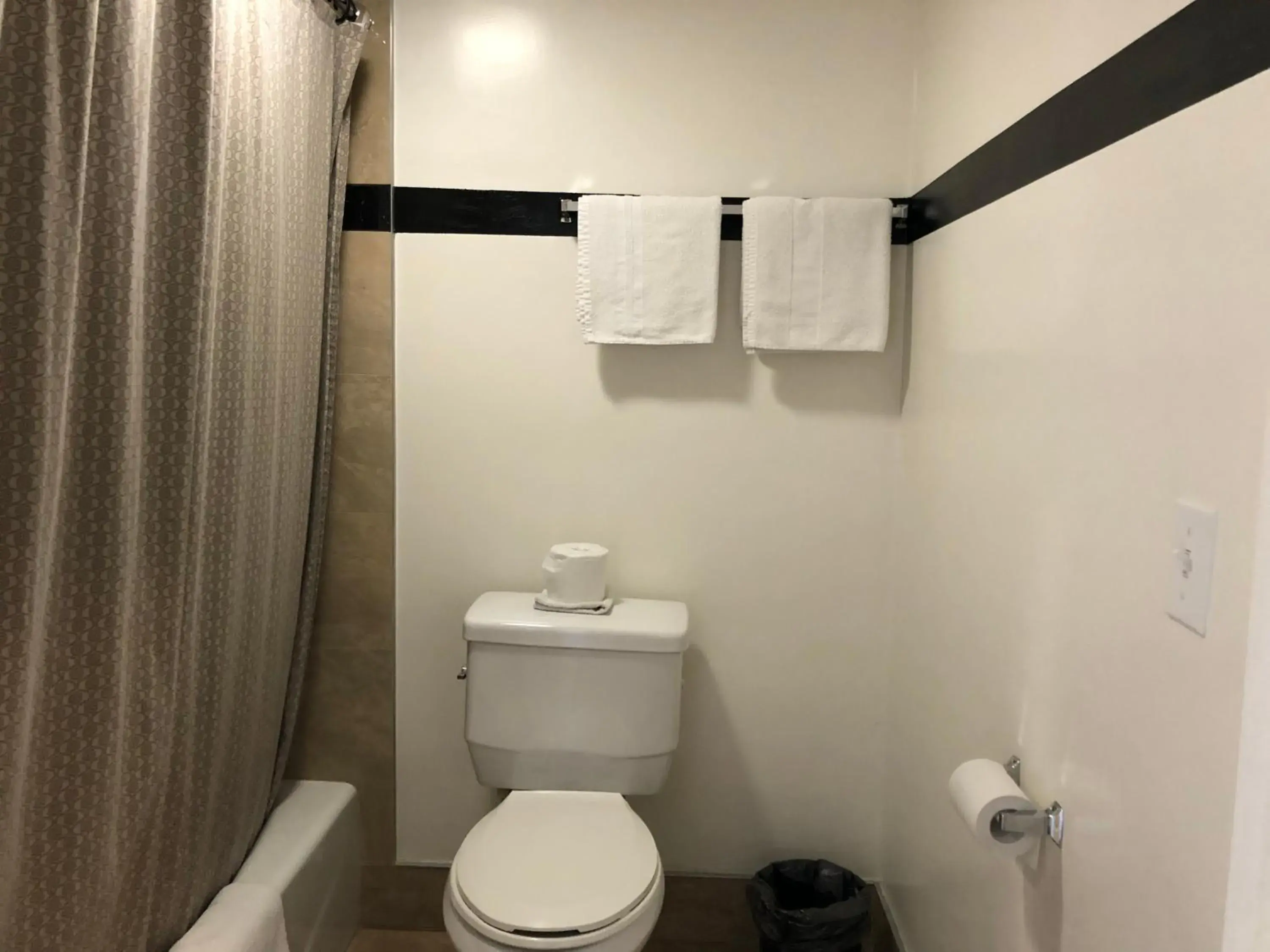 Bathroom in Starlight Inn, Valley Blvd - Downtown LA