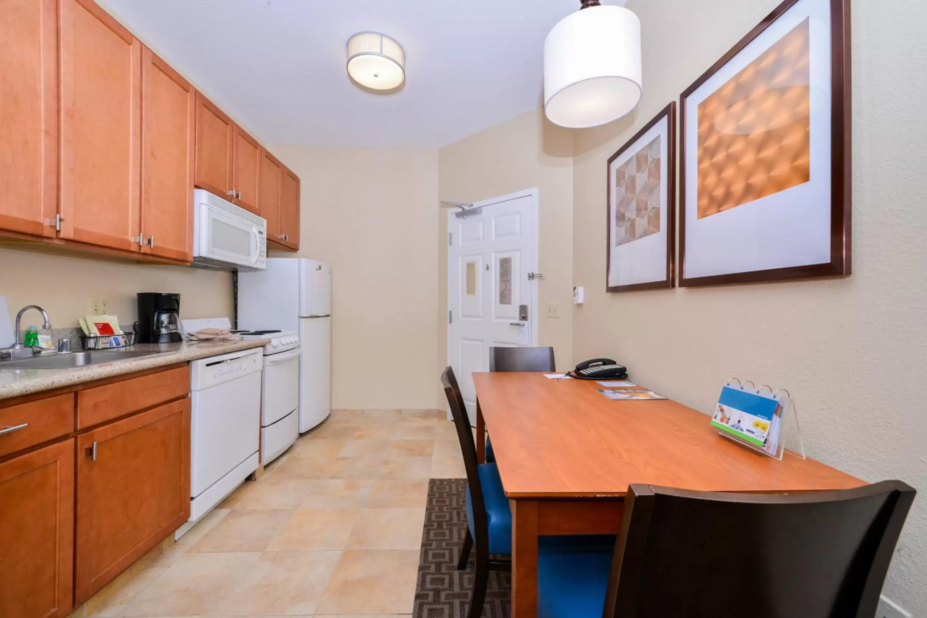Bedroom, Kitchen/Kitchenette in TownePlace Suites Thousand Oaks Ventura County