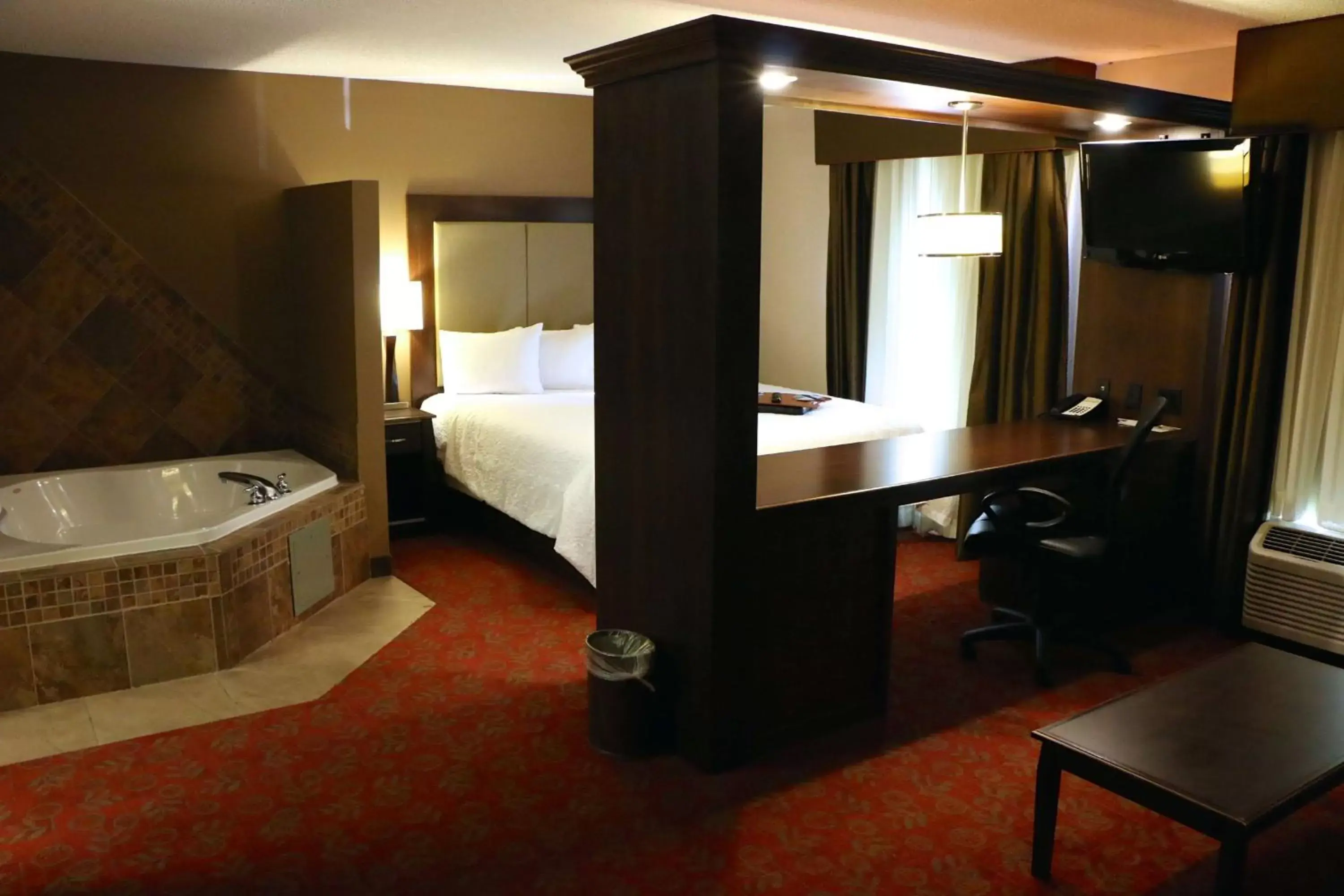 Bed, Bathroom in Hampton Inn & Suites Scottsbluff