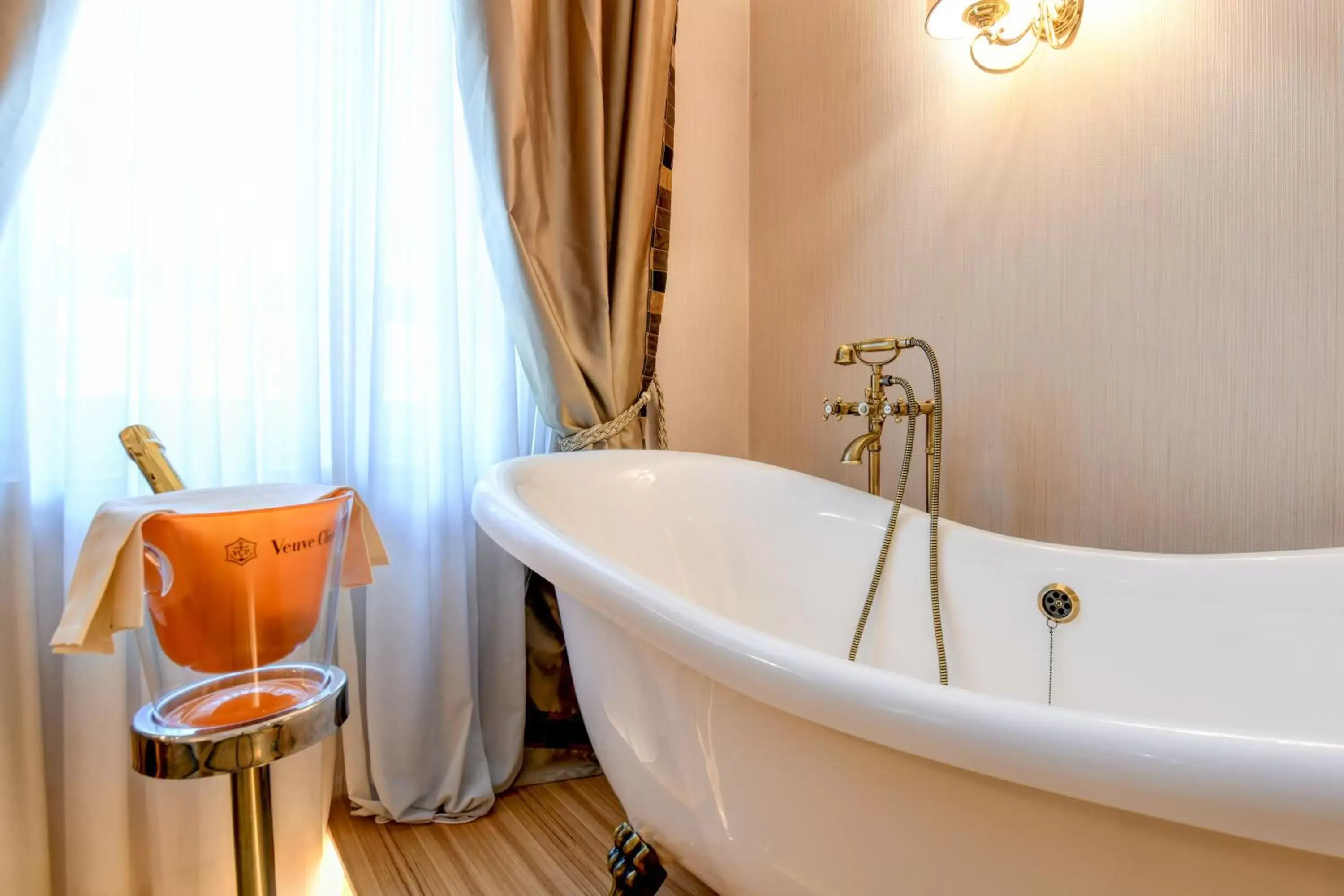 Bath, Bathroom in Hotel Master