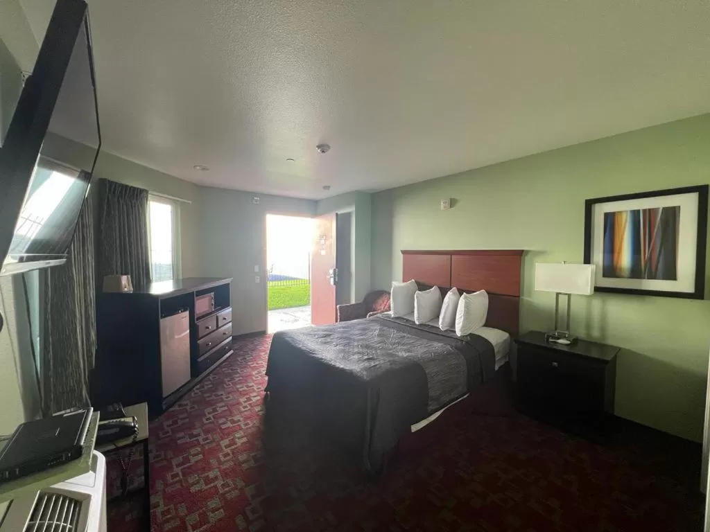 Bed in Rancho California Inn Temecula