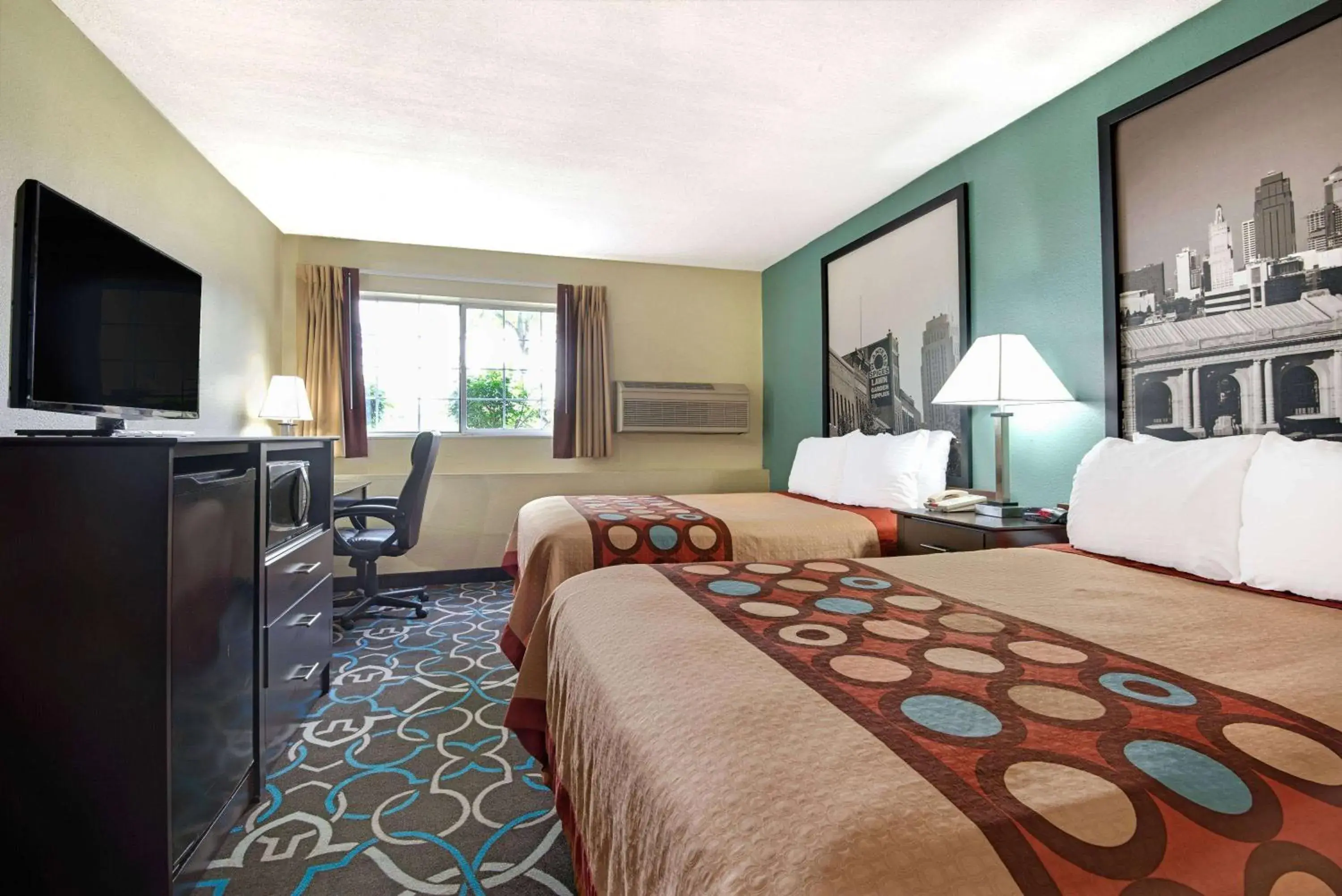 Photo of the whole room, Bed in Super 8 by Wyndham Kansas City