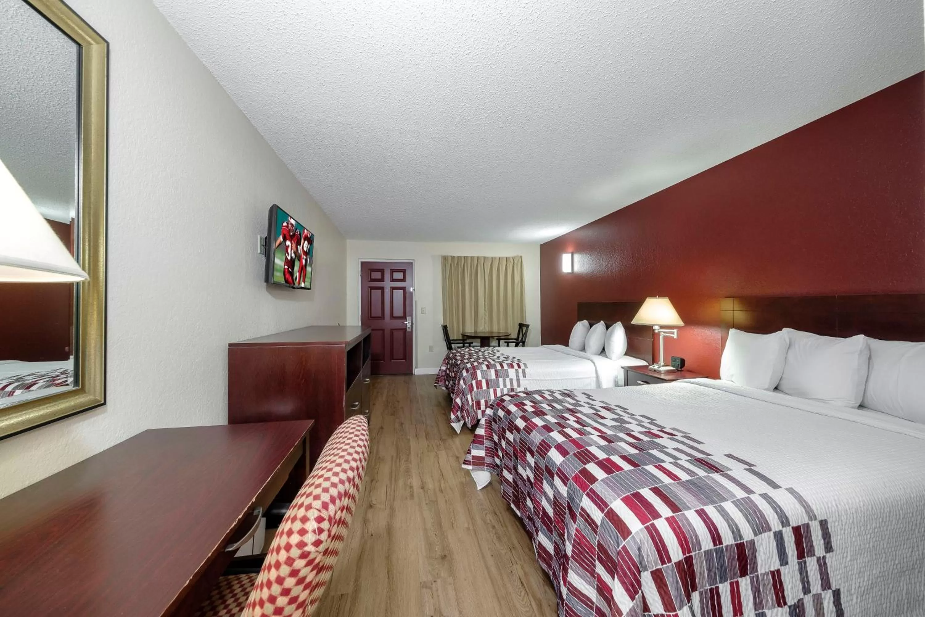 Photo of the whole room, Bed in Red Roof Inn Ellenton - Bradenton NE