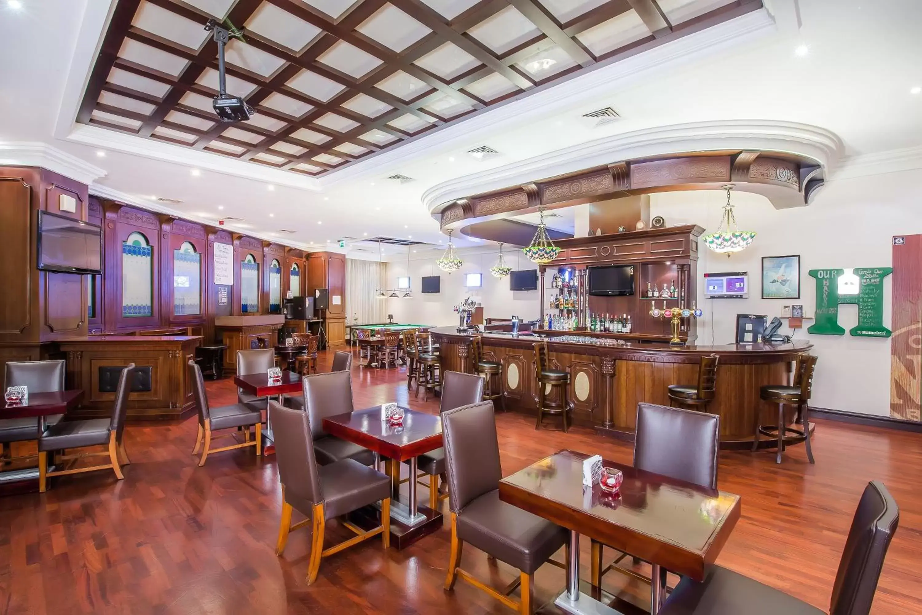 Lounge or bar, Restaurant/Places to Eat in Holiday International Hotel Embassy District