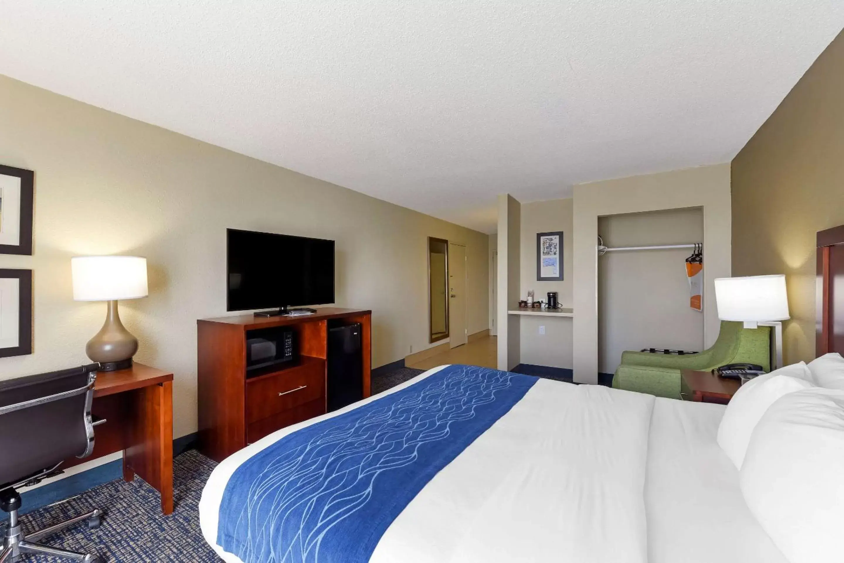 Photo of the whole room, TV/Entertainment Center in Comfort Inn on the Ocean