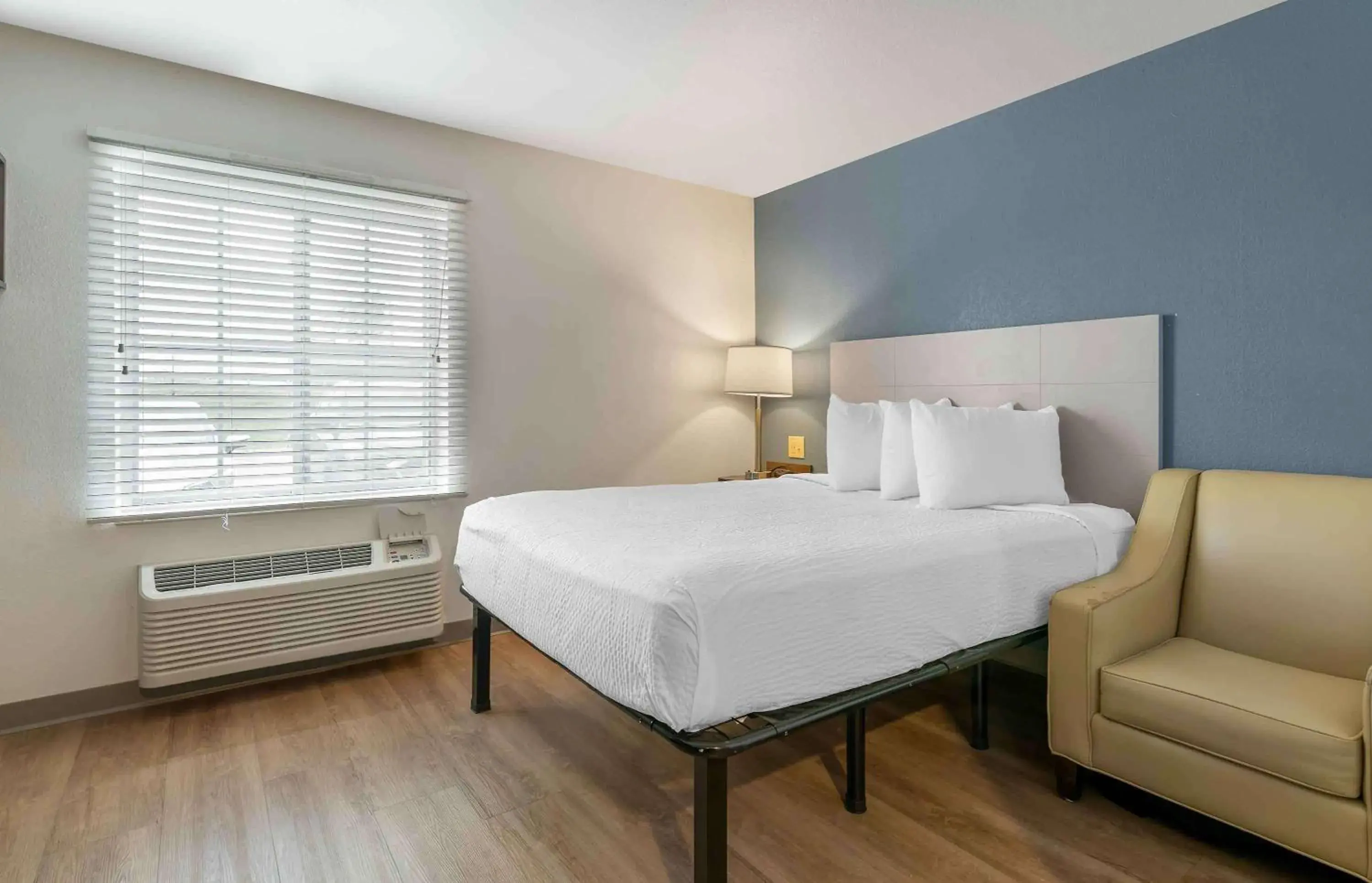 Bedroom, Bed in Extended Stay America Select Suites - Louisville - Airport