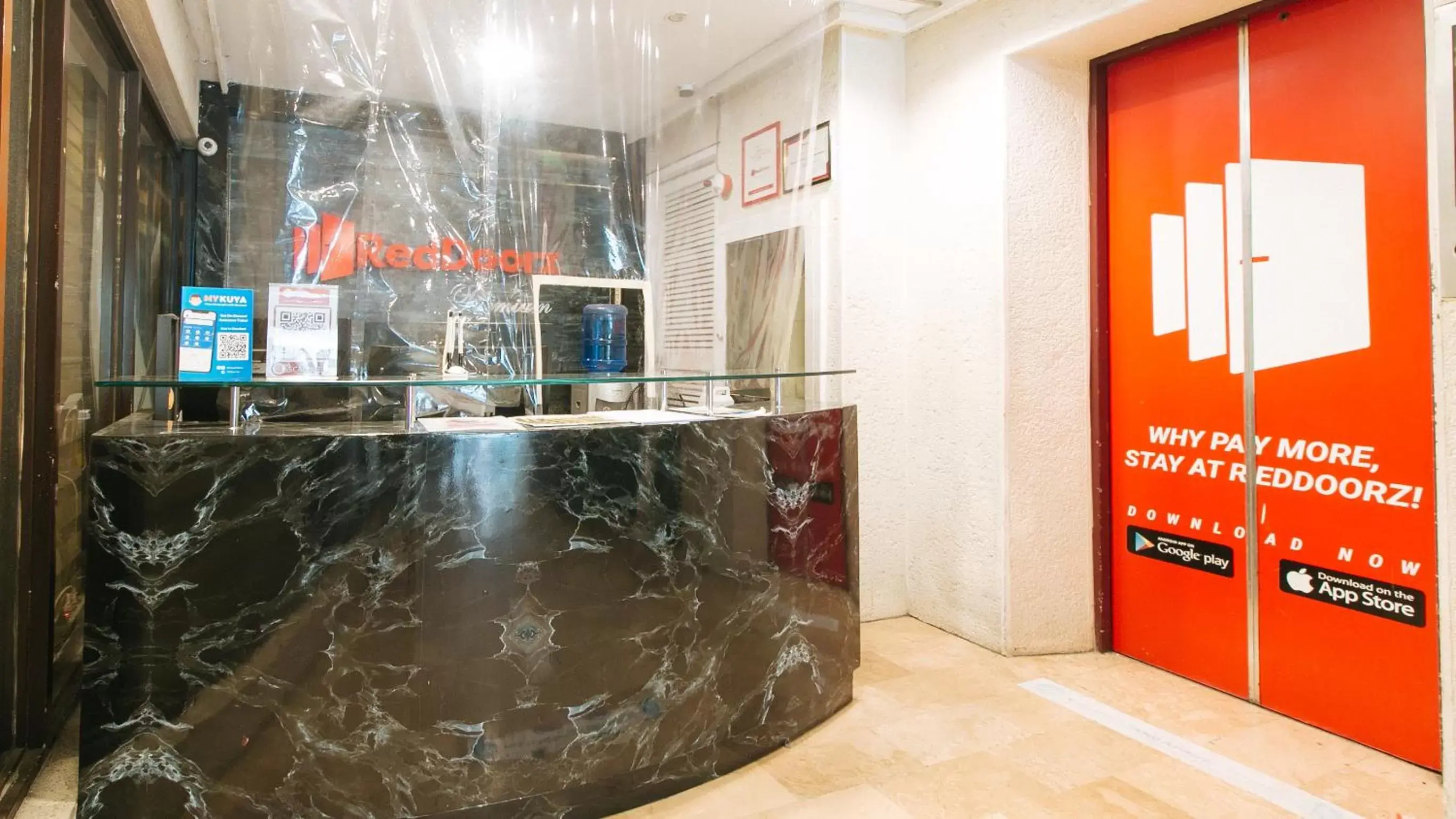 Lobby or reception in RedDoorz Premium near Greenbelt Makati - Vaccinated Staff Lobby or reception in RedDoorz Premium near Greenbelt Makati - Vaccinated Staff