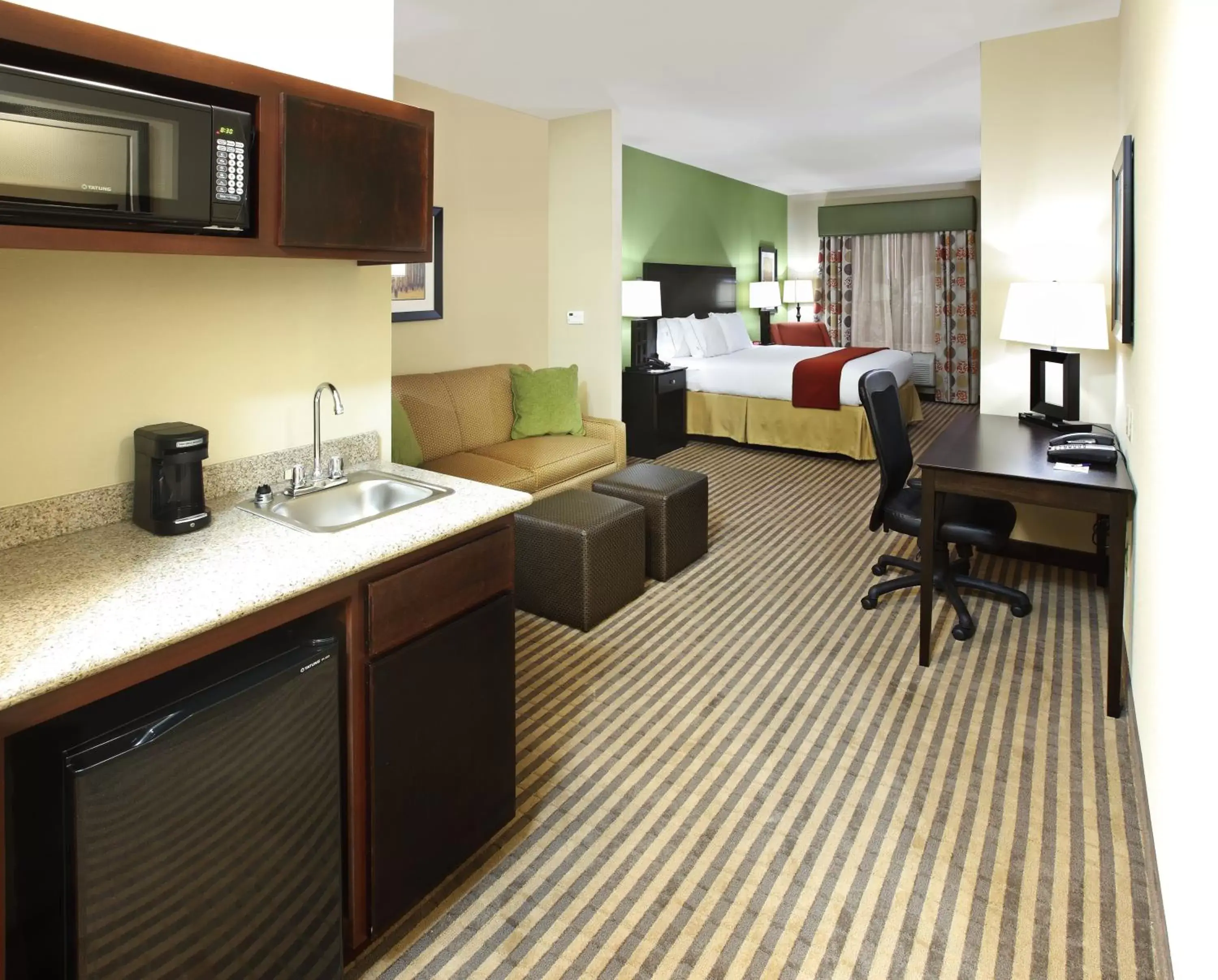 Bedroom, Kitchen/Kitchenette in Holiday Inn Express & Suites Maumelle, an IHG Hotel