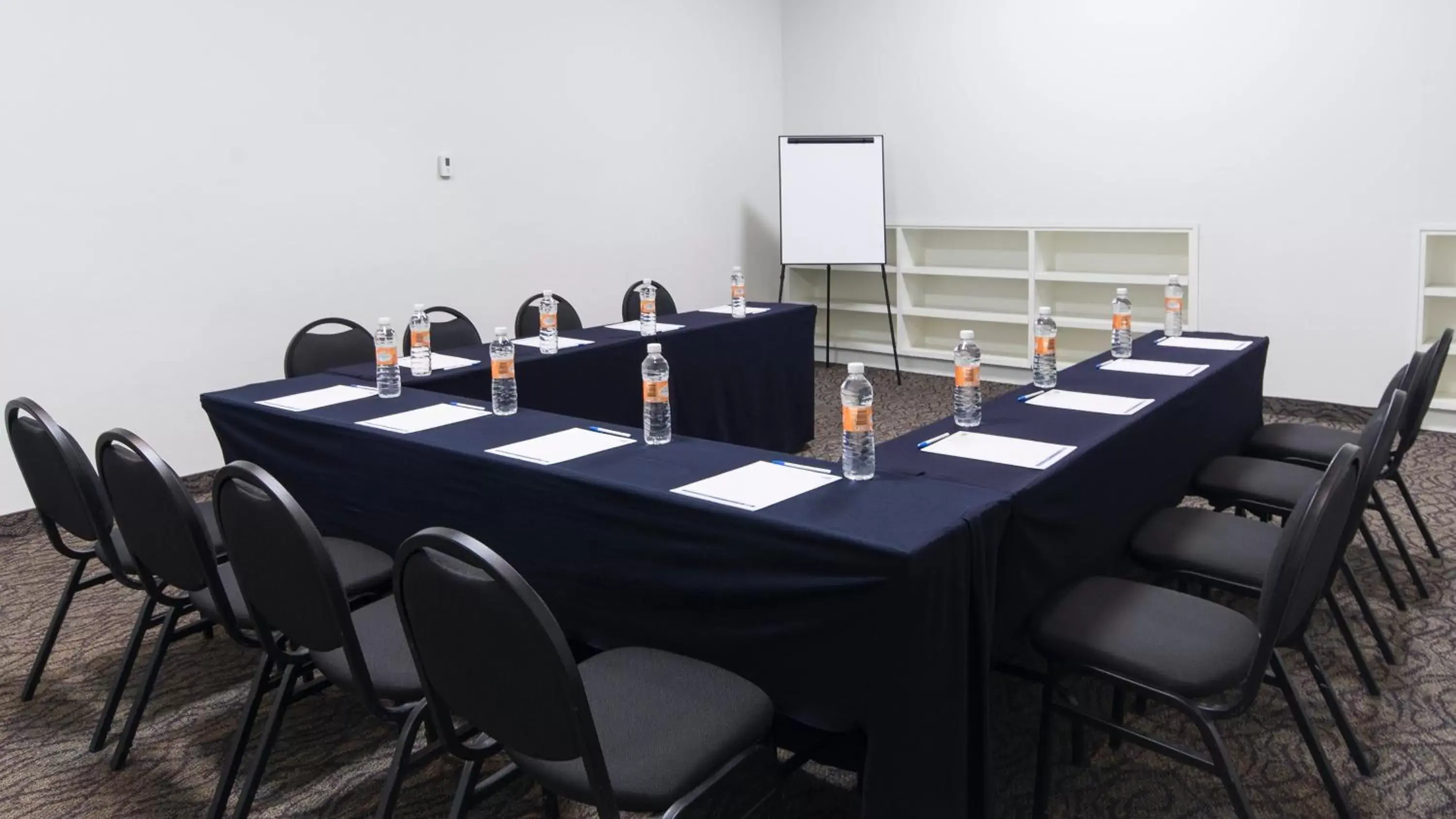 Meeting/conference room in Holiday Inn Express Guadalajara Iteso, an IHG Hotel