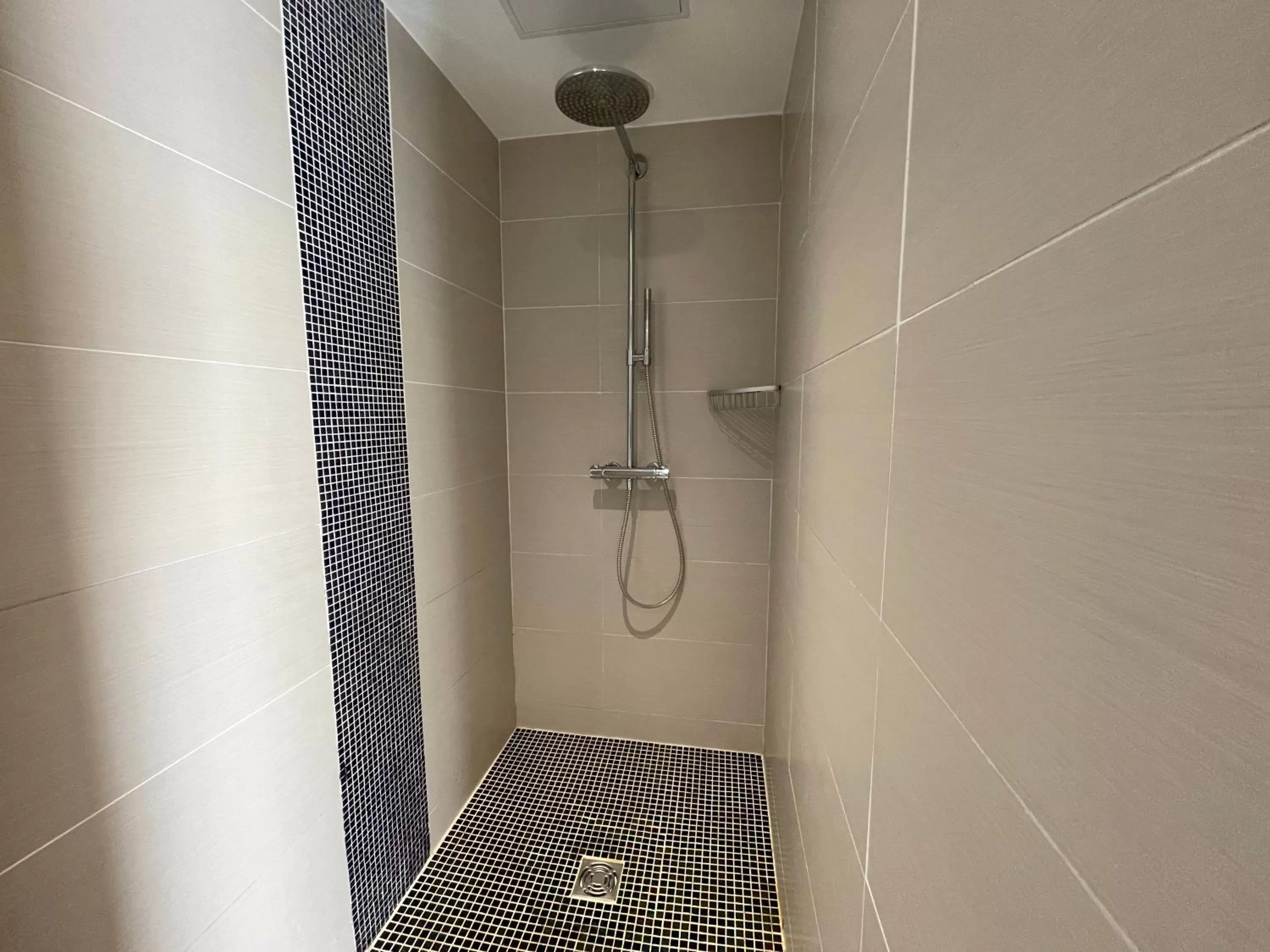 Shower in Hôtel Baptistin