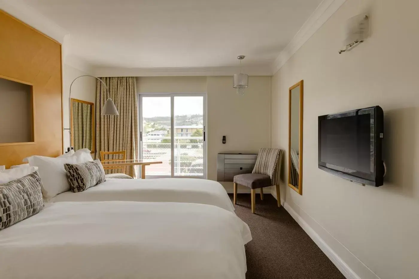 Bed, TV/Entertainment Center in Protea Hotel by Marriott Knysna Quays