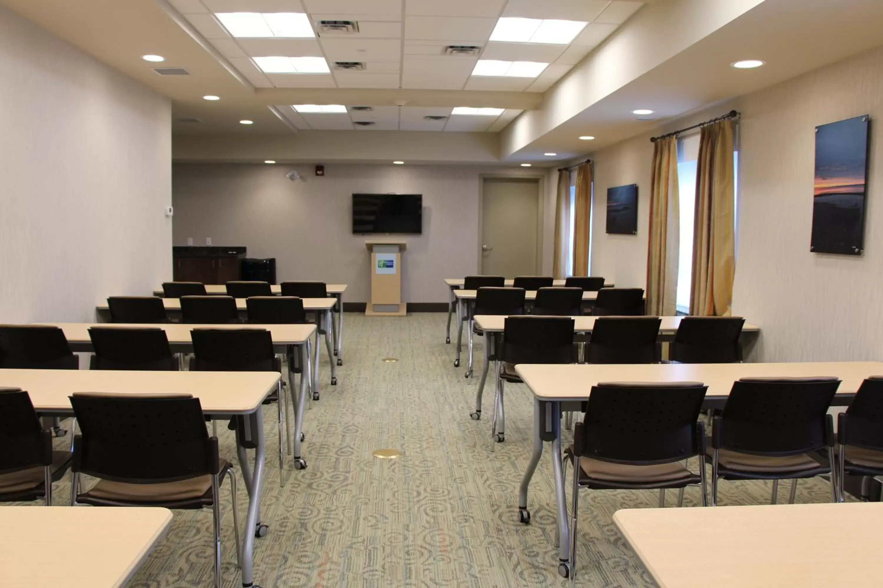 Meeting/conference room in Holiday Inn Express & Suites Cold Lake, an IHG Hotel