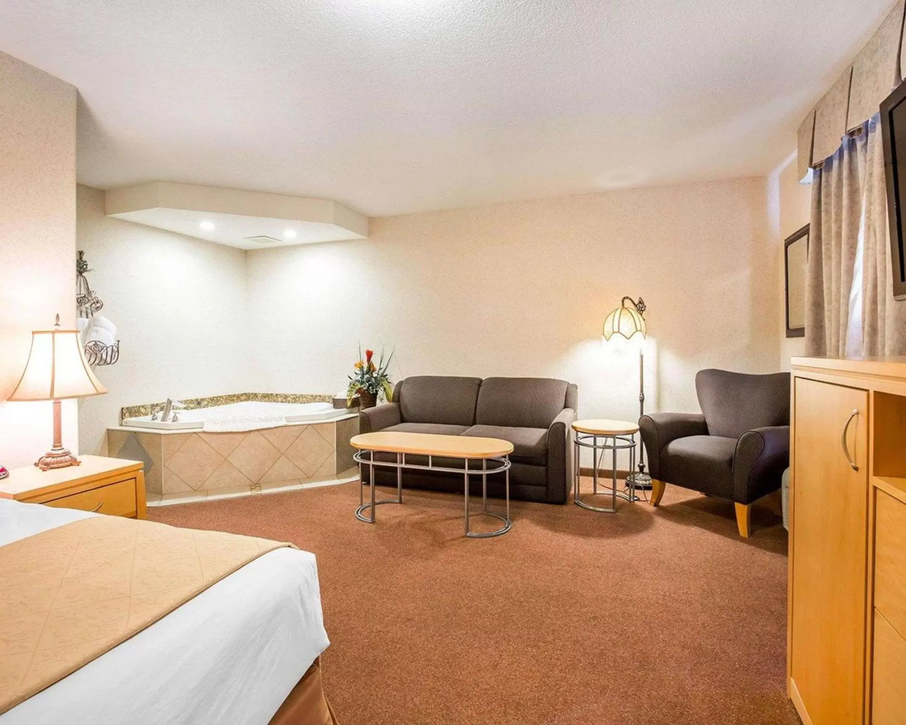 Photo of the whole room, Seating Area in Quality Inn & Suites Lethbridge