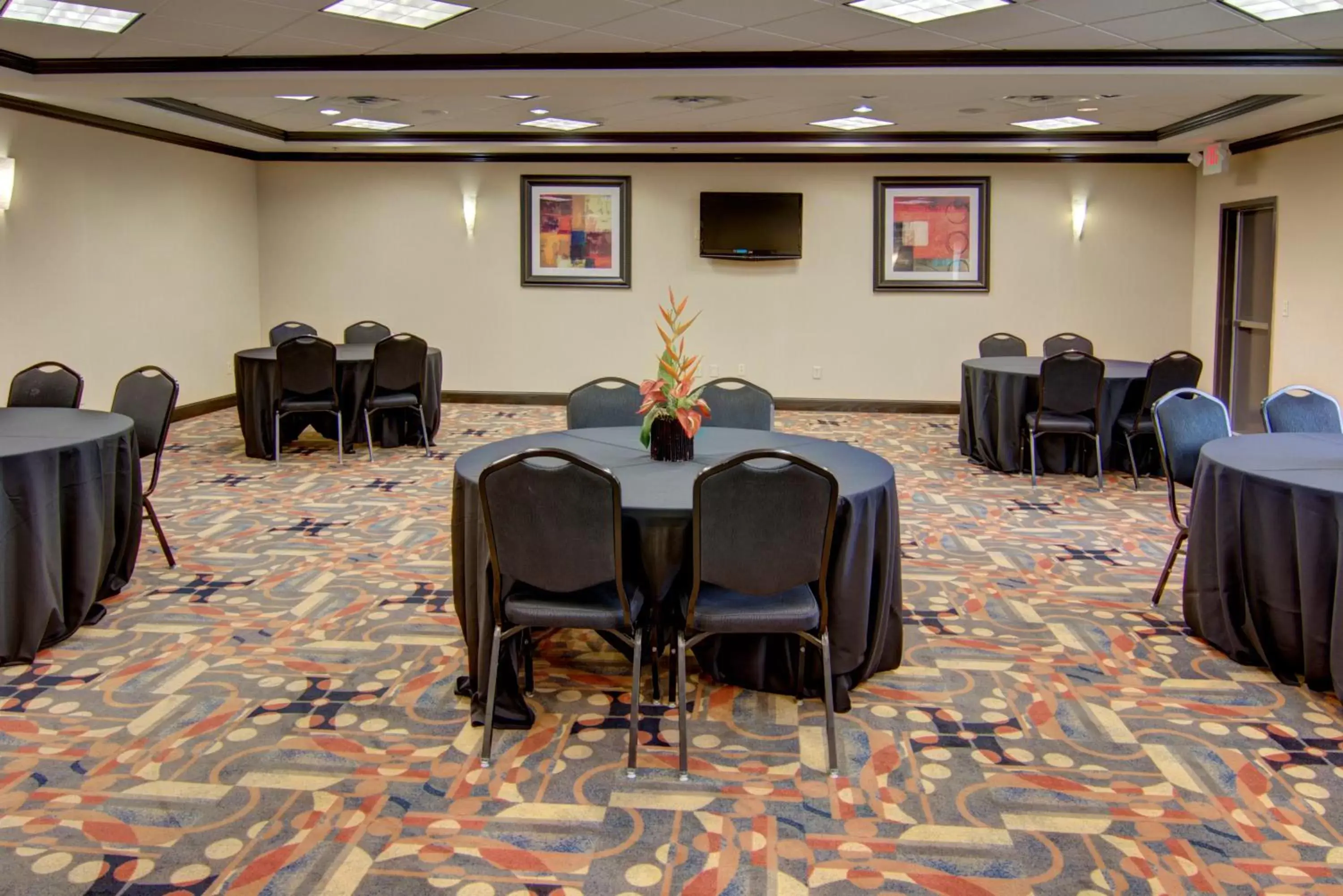 Meeting/conference room in Holiday Inn Express Hotel & Suites Paris, an IHG Hotel