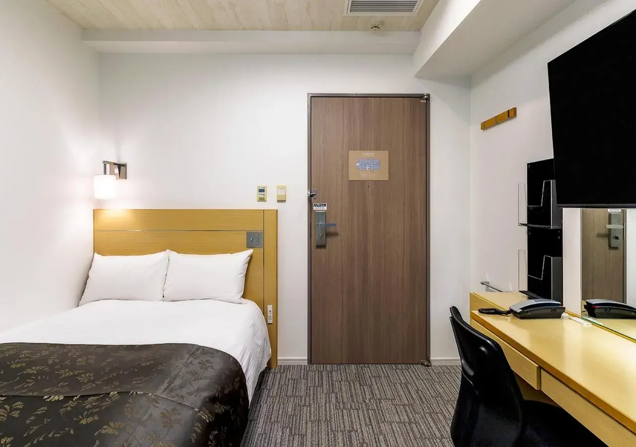 Photo of the whole room, Bed in APA Hotel Kamata-Ekimae