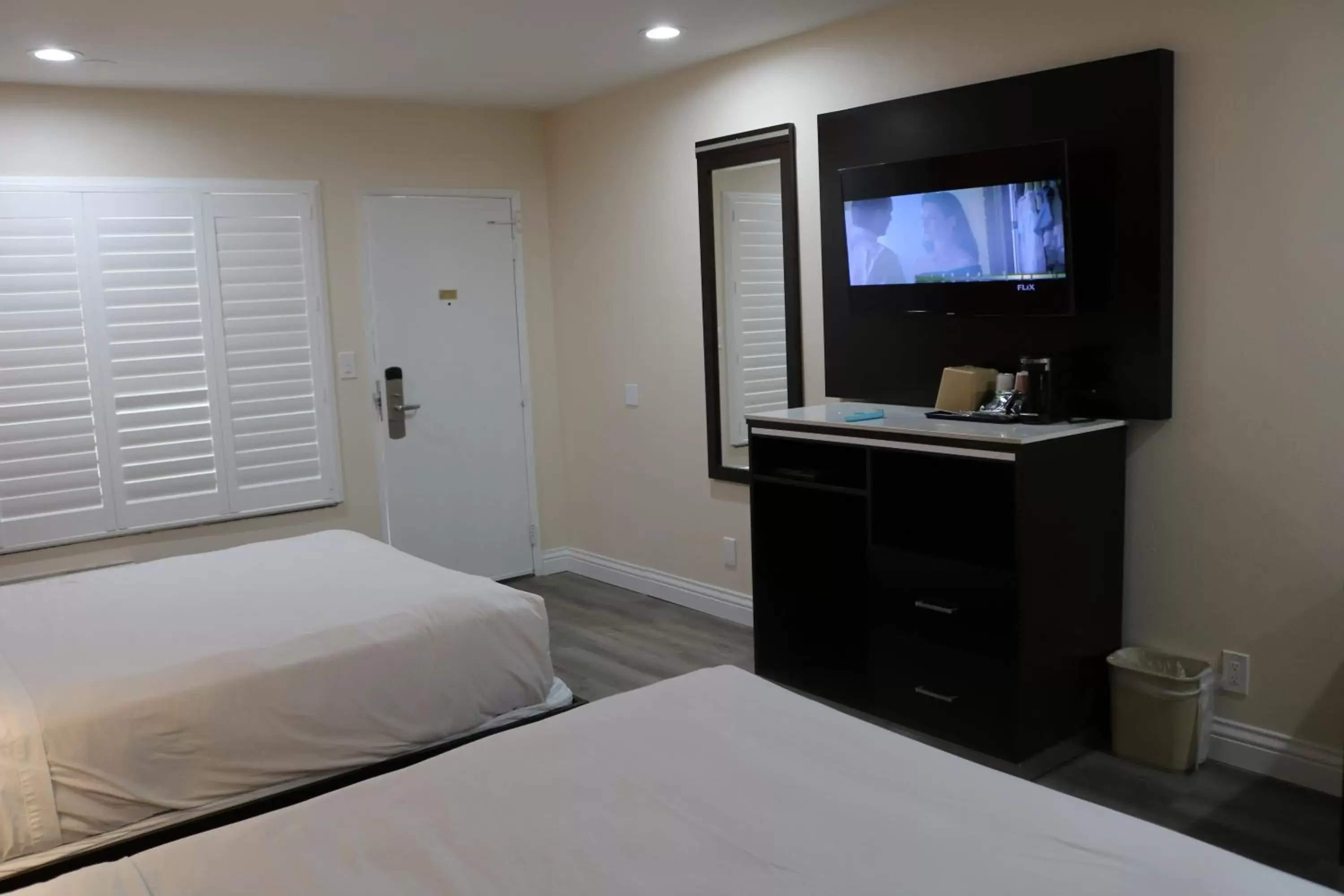Communal lounge/ TV room, Bed in Motel 6 Vallejo, CA - Napa Valley