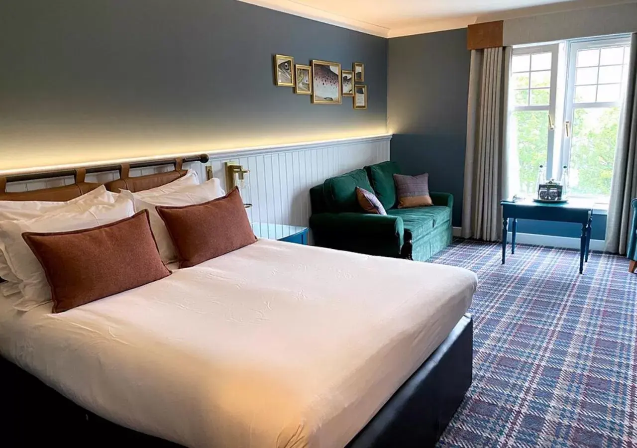 Deluxe Double Room with Bath and Loch View in Loch Rannoch Hotel and Estate