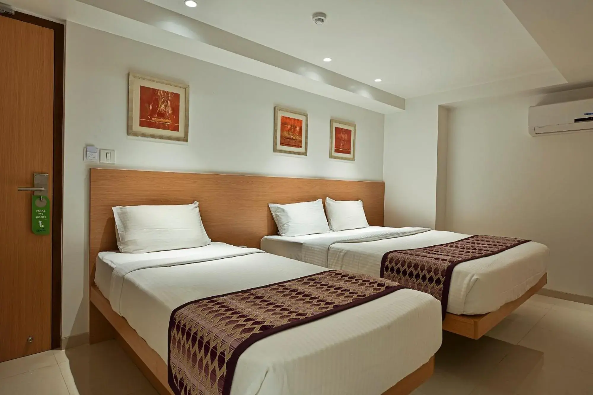 Bed in Hotel Leafio Mumbai