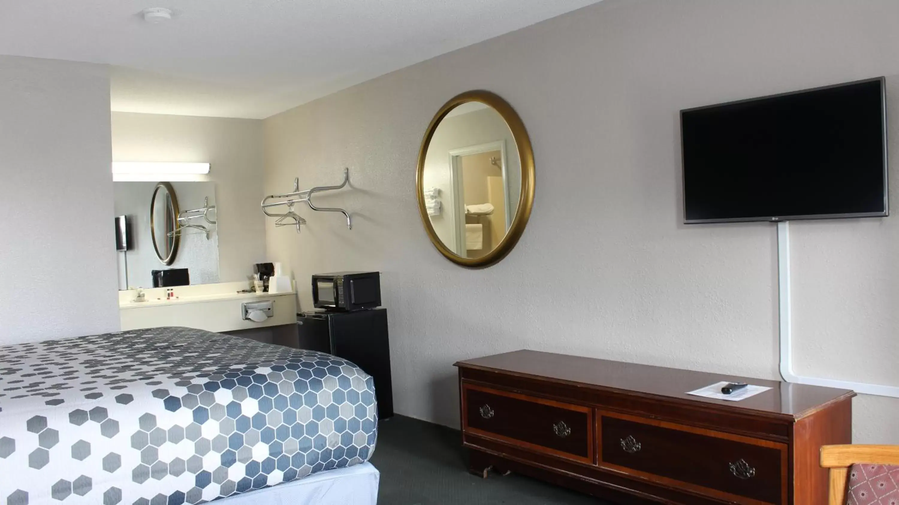 TV and multimedia, Bed in Landsford Inn