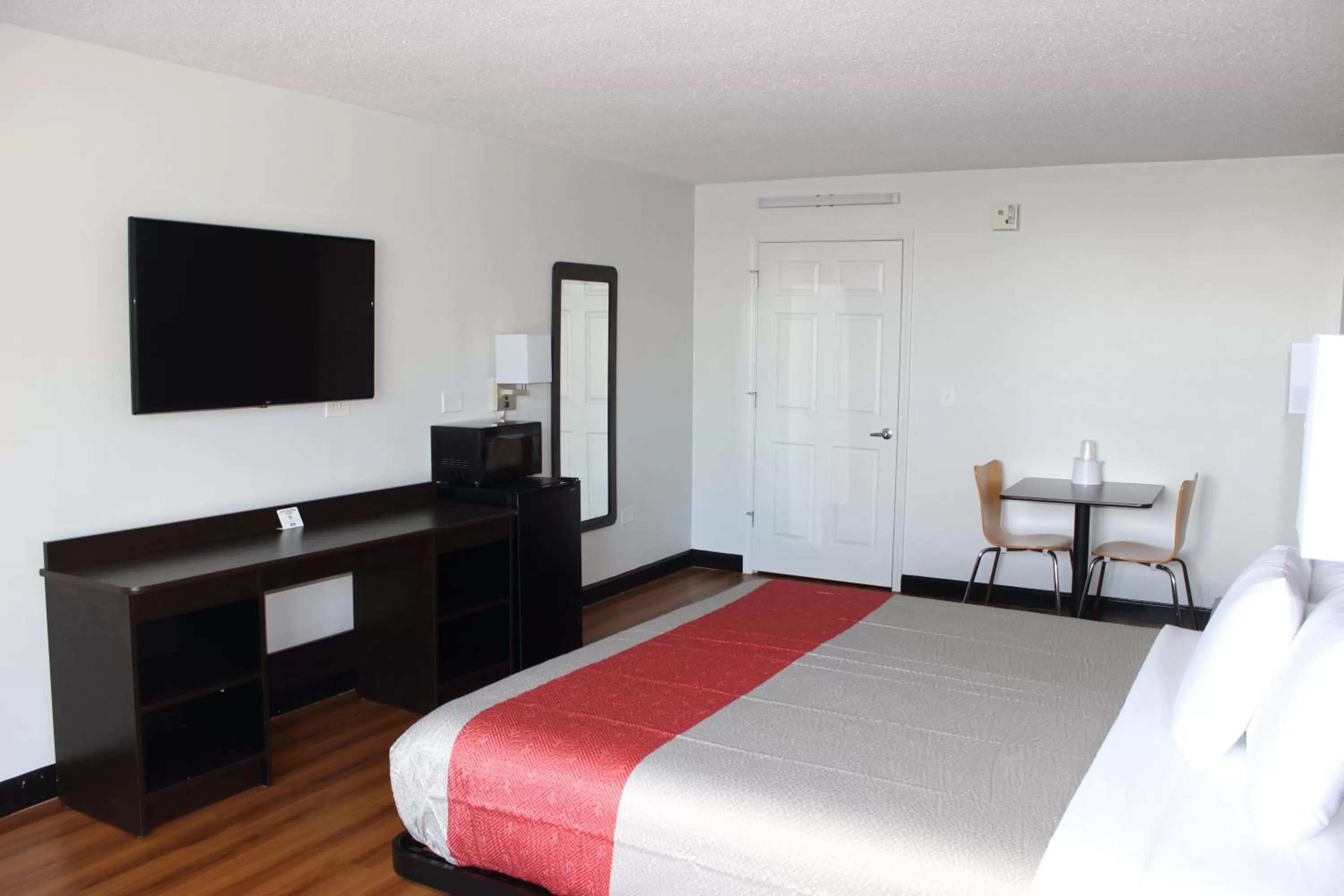 King Room - Disability Access - Smoking in Motel 6-Cleveland, TN