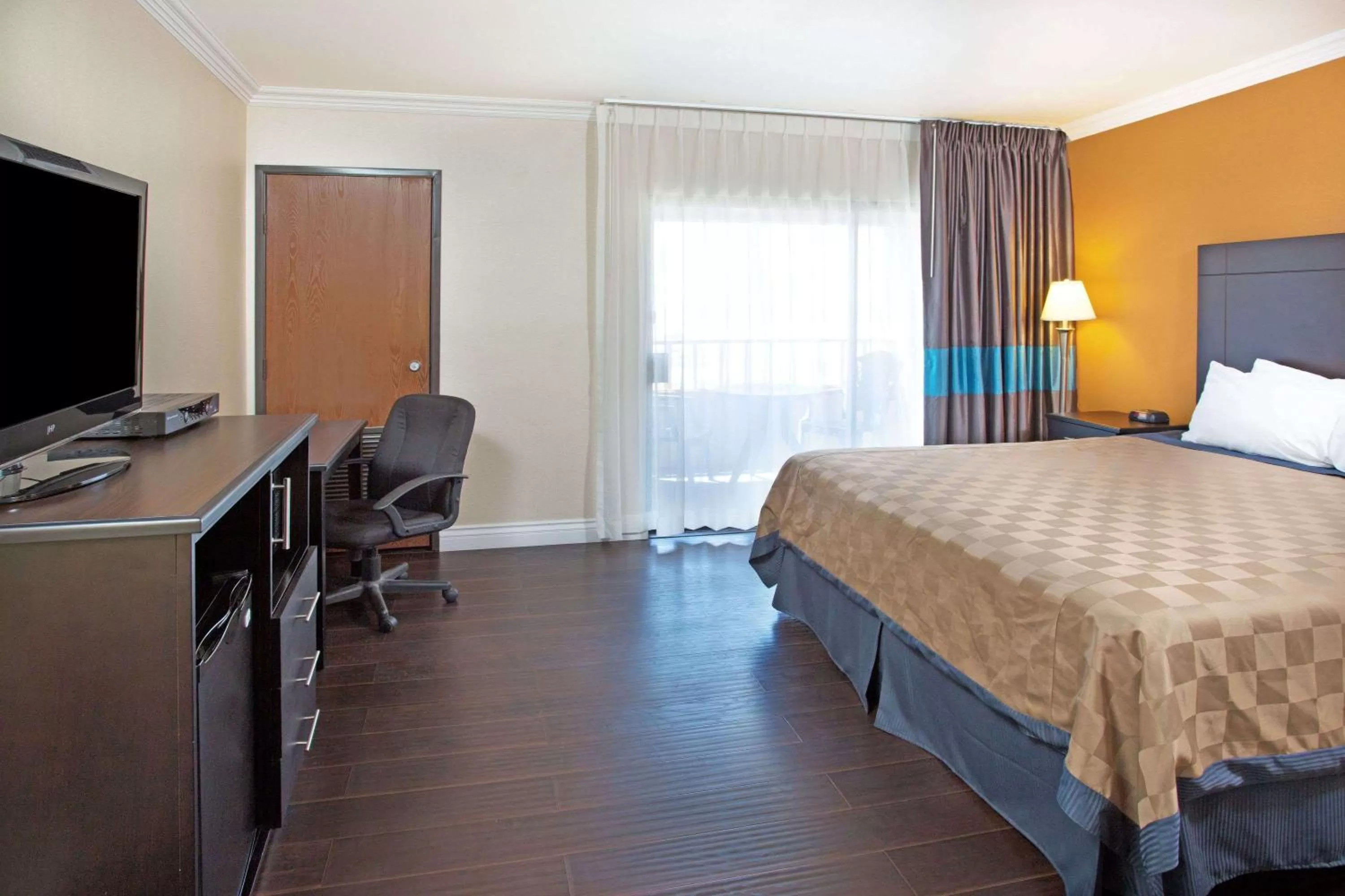 Photo of the whole room, Bed in Travelodge by Wyndham Ocean Front