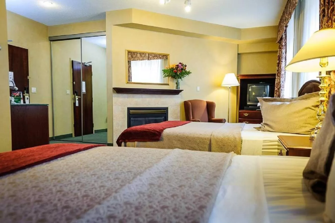 Bed in Peterborough Inn and Suites Hotel