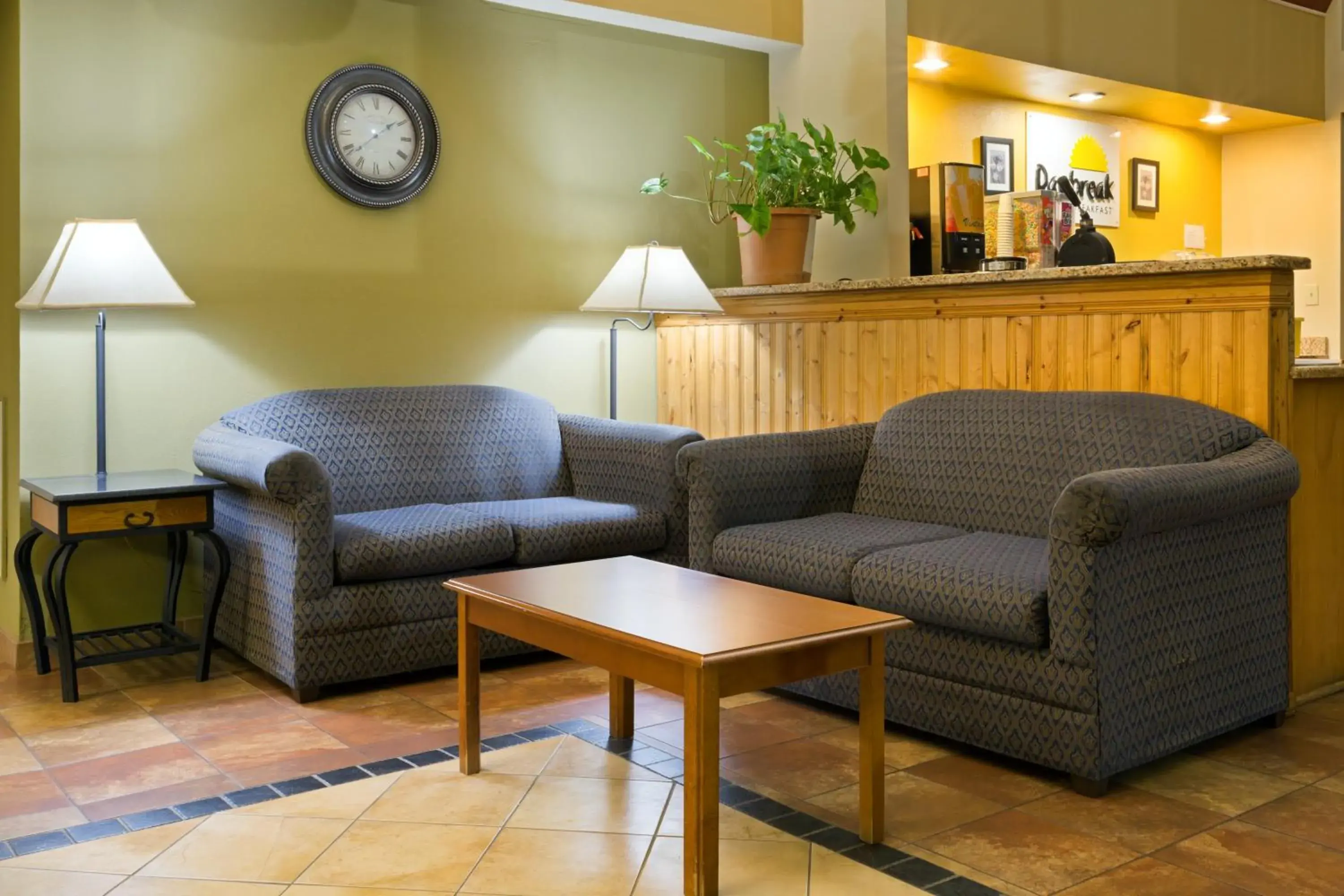 Lobby or reception, Lounge/Bar in Days Inn by Wyndham Clinton