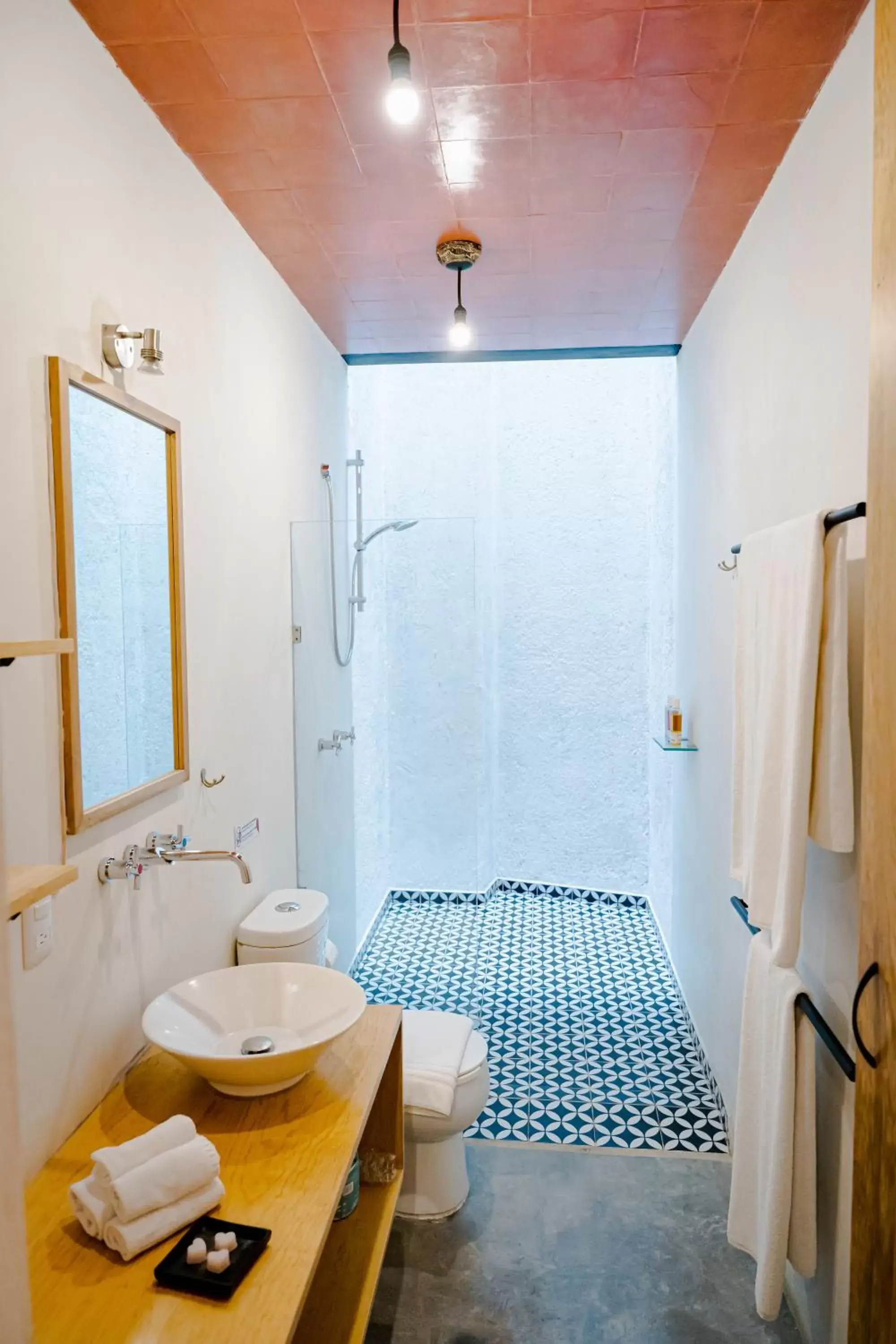 Shower, Bathroom in Hotel con Corazón