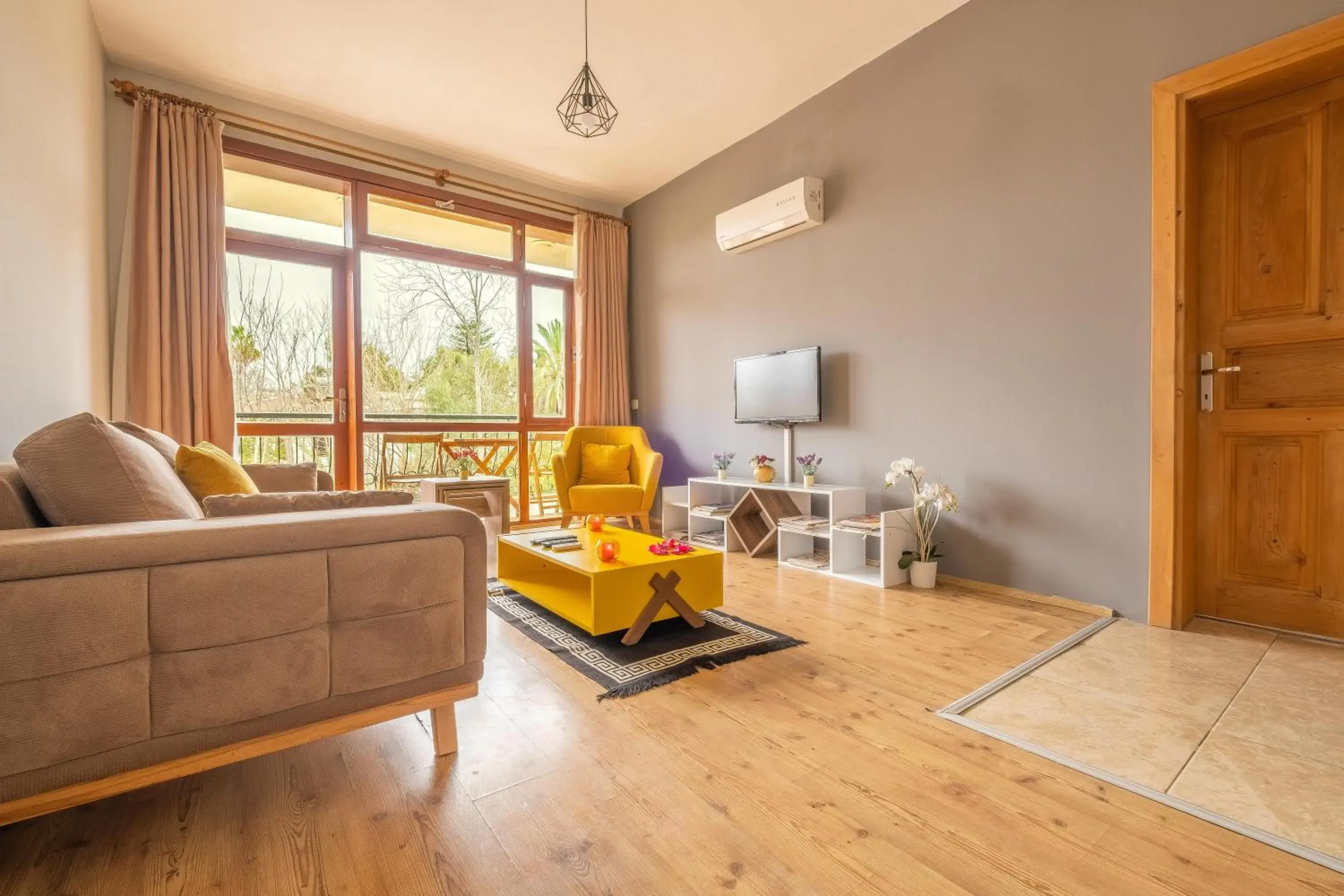 Living room, Seating Area in Old Town Deluxe Flats