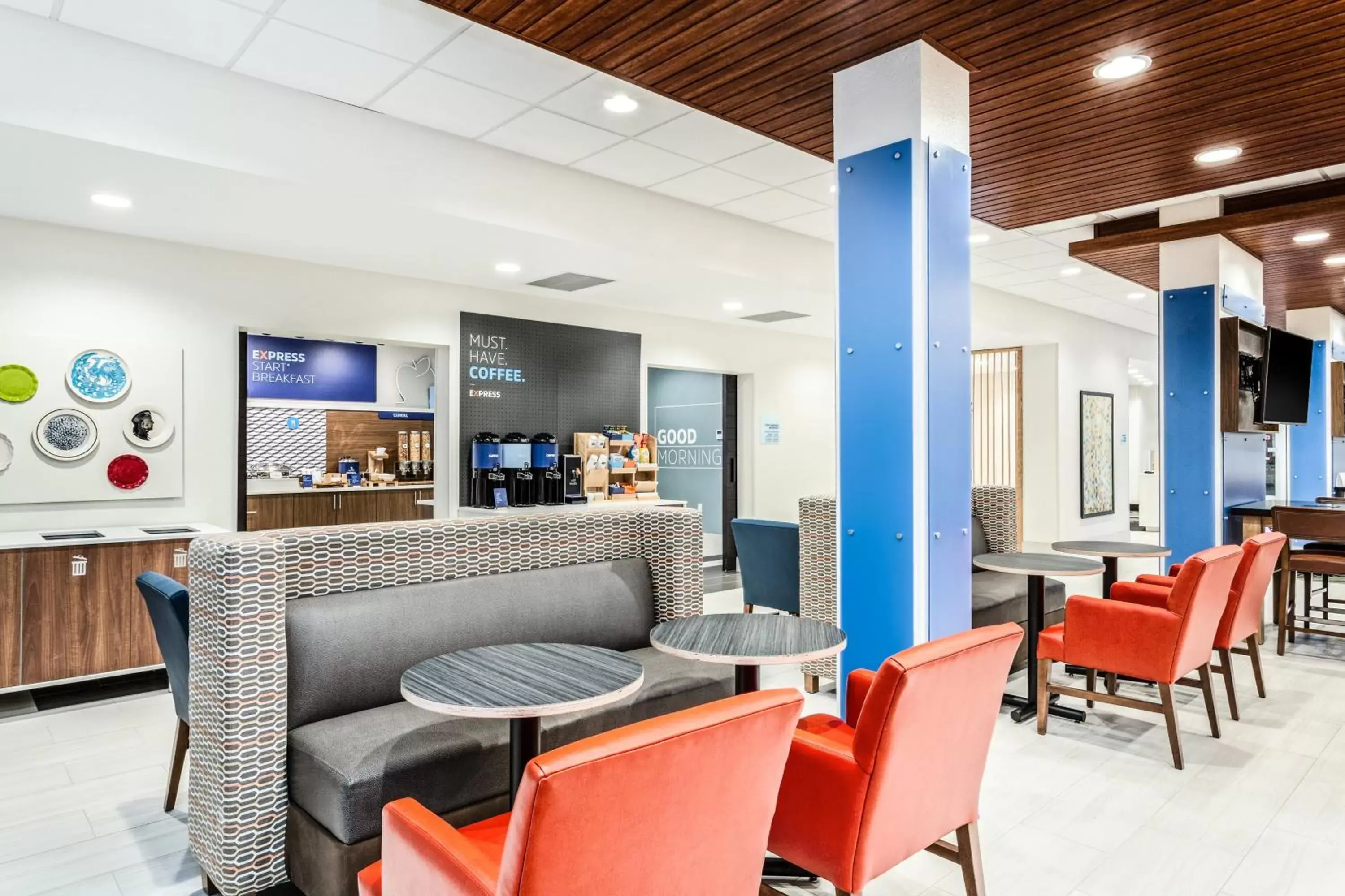 Breakfast, Lounge/Bar in Holiday Inn Express & Suites Niceville - Eglin Area, an IHG Hotel