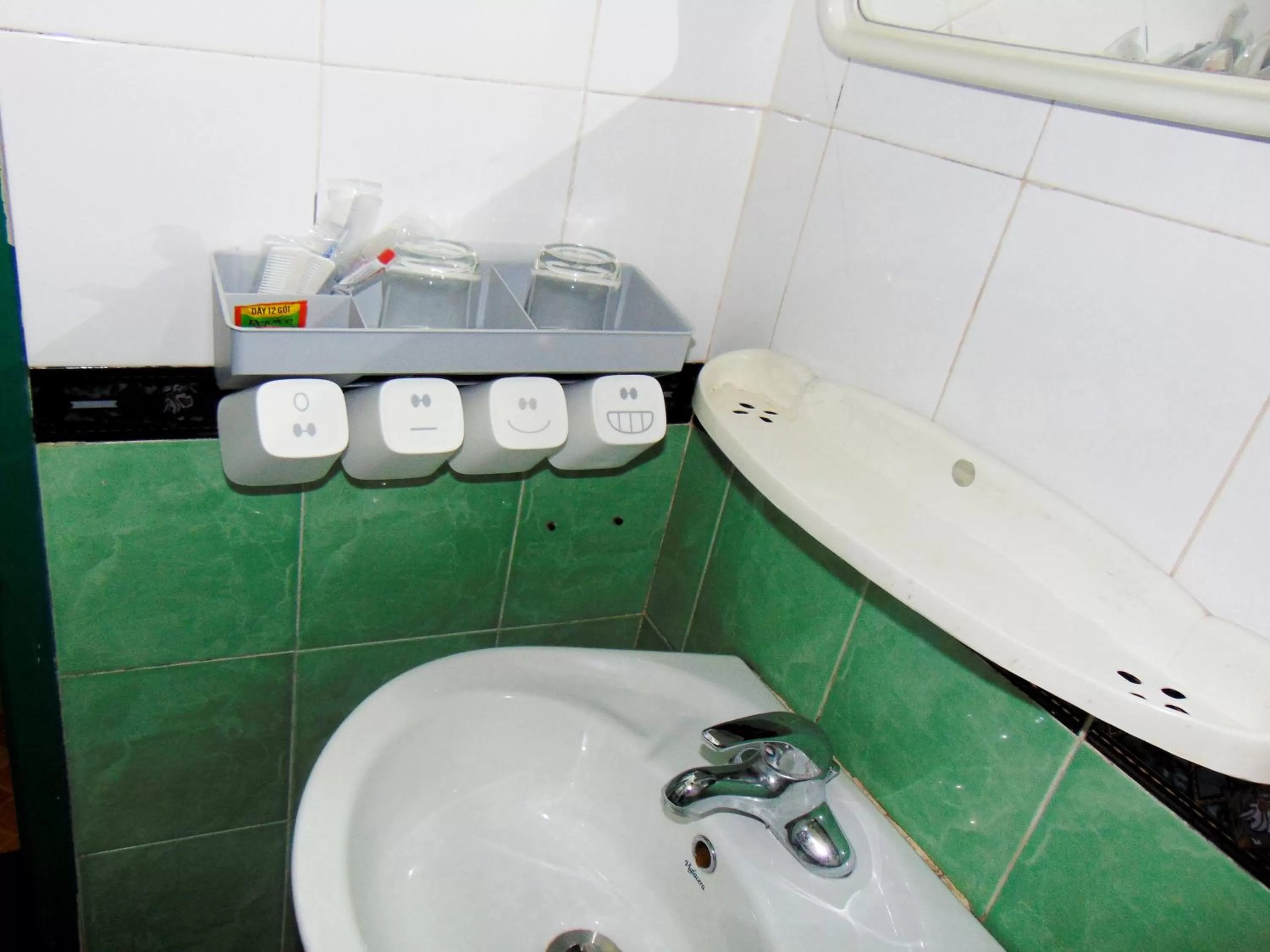 Bathroom in Alex Ha Long Hotel