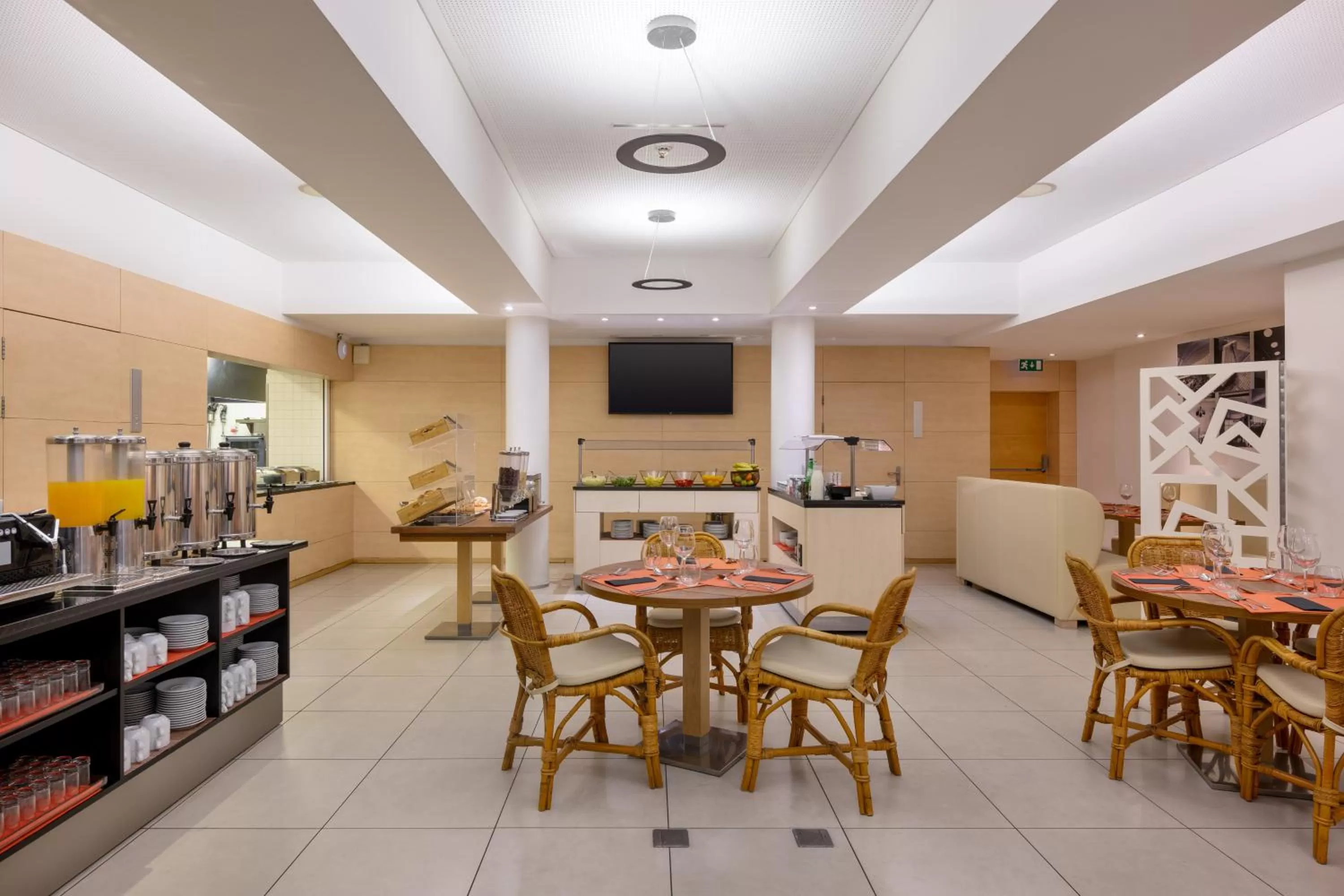 Restaurant/places to eat in Hotel da Música