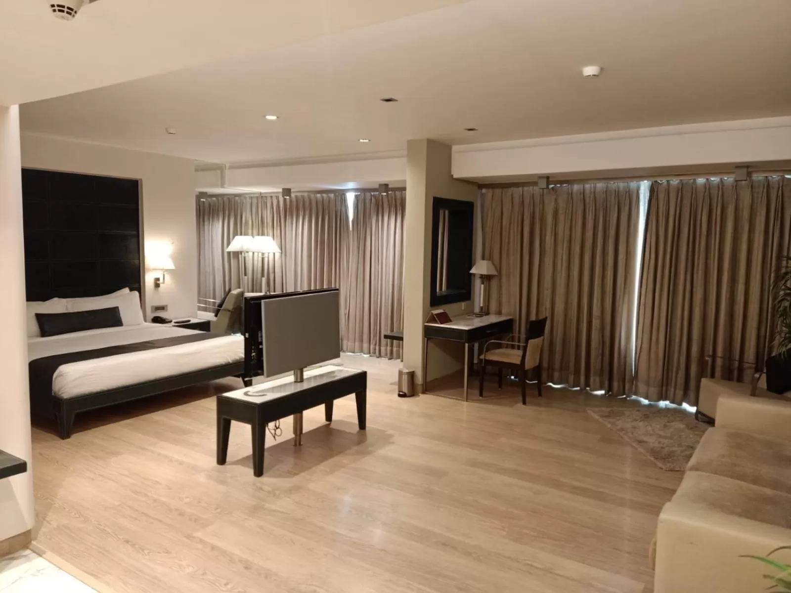 TV and multimedia, Bed in Mirage Hotel, Mumbai International Airport