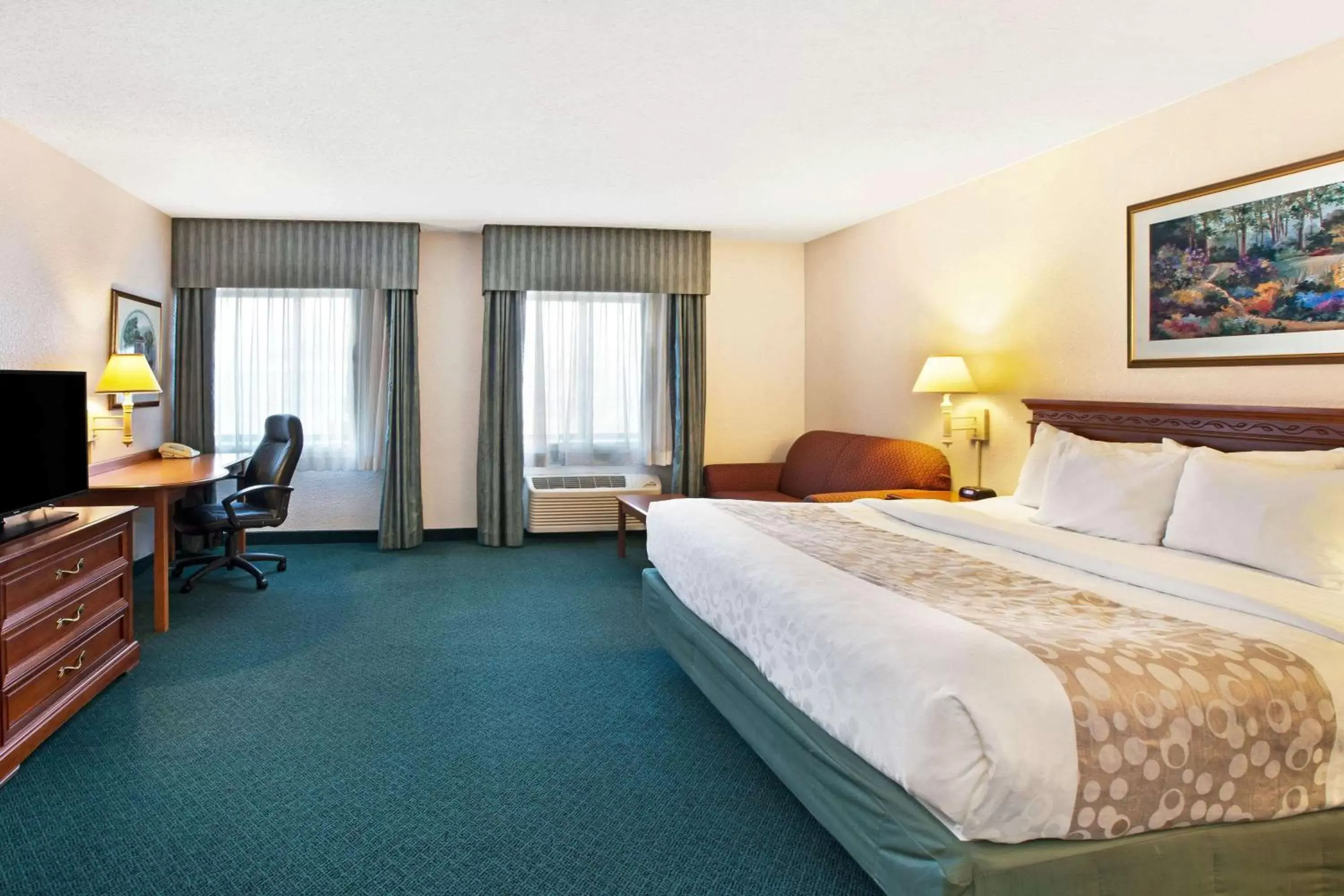 Photo of the whole room, Bed in La Quinta Inn by Wyndham Detroit Canton