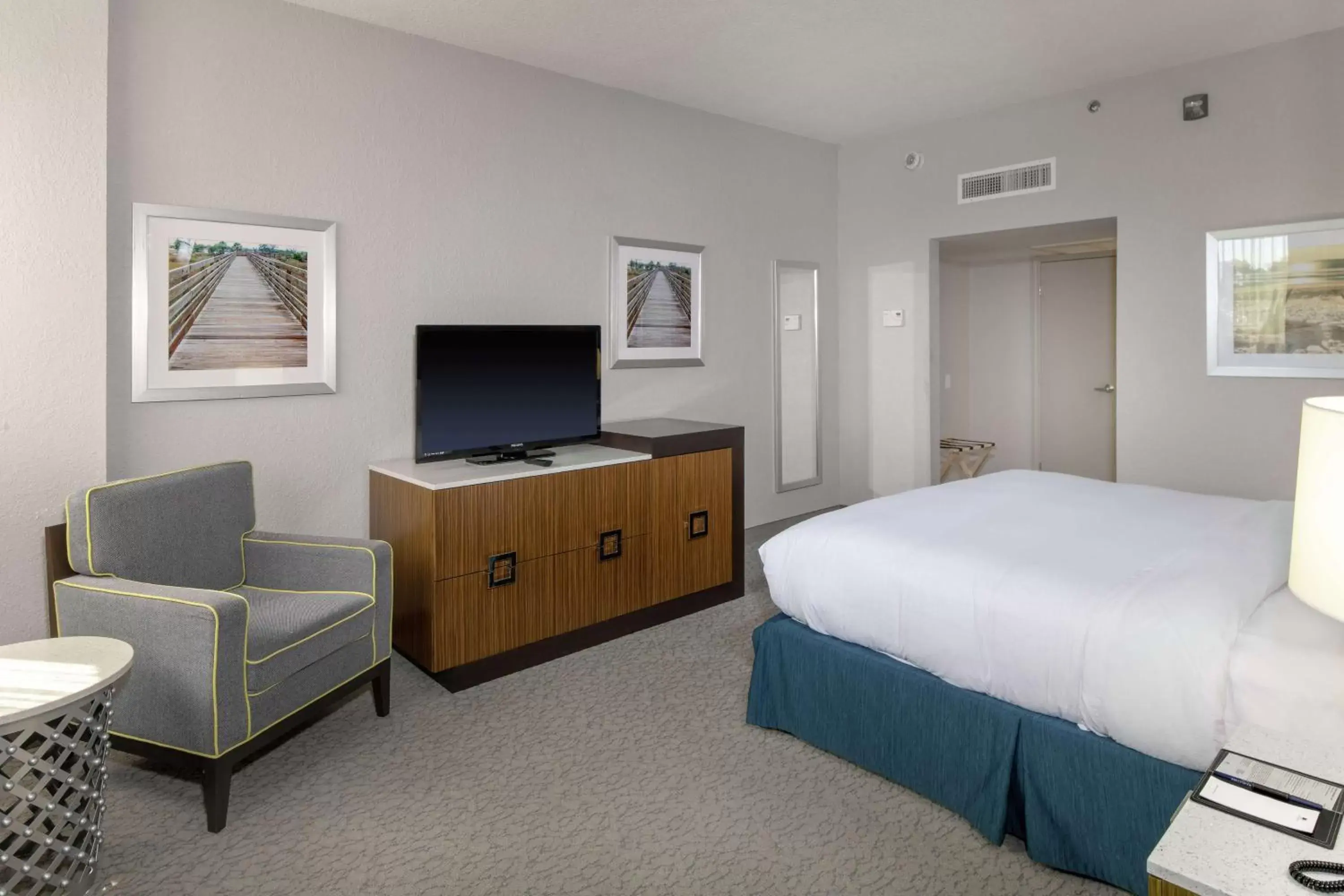 Bedroom, TV/Entertainment Center in DoubleTree by Hilton Hotel Jacksonville Airport