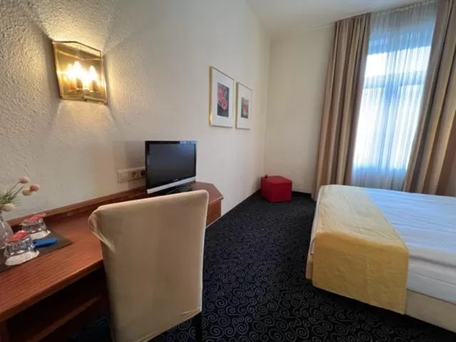 Photo of the whole room, Bed in Stadthotel