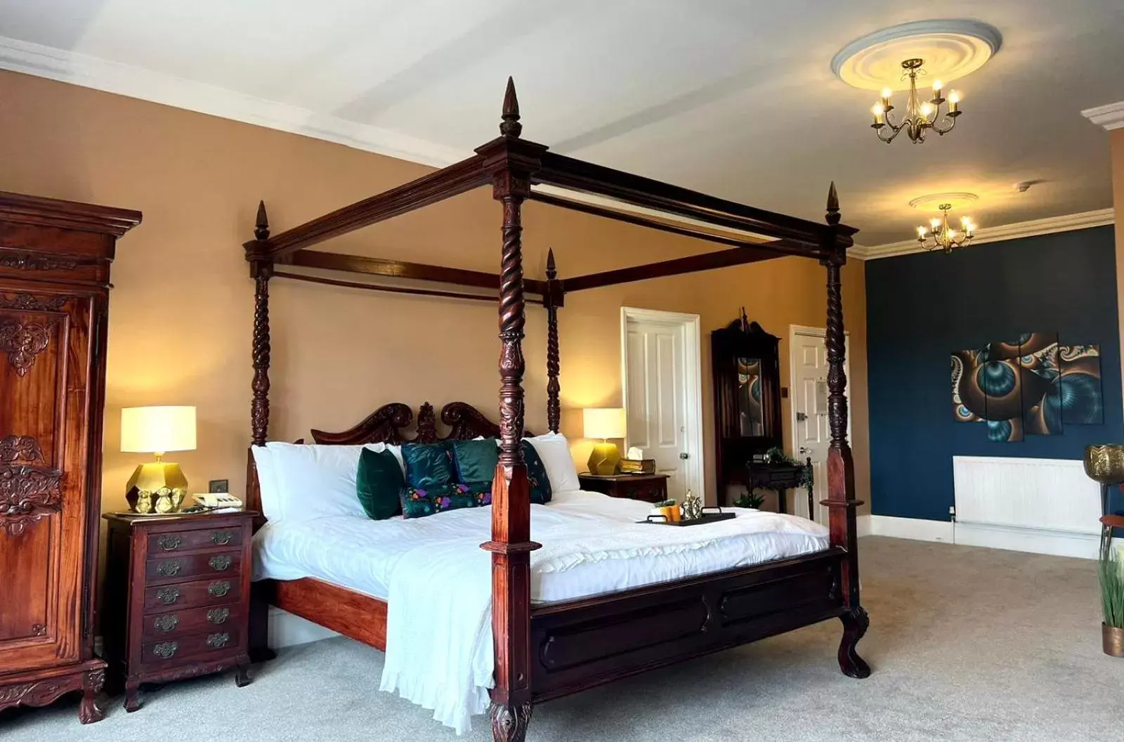 Bedroom, Bed in De Rougemont Manor