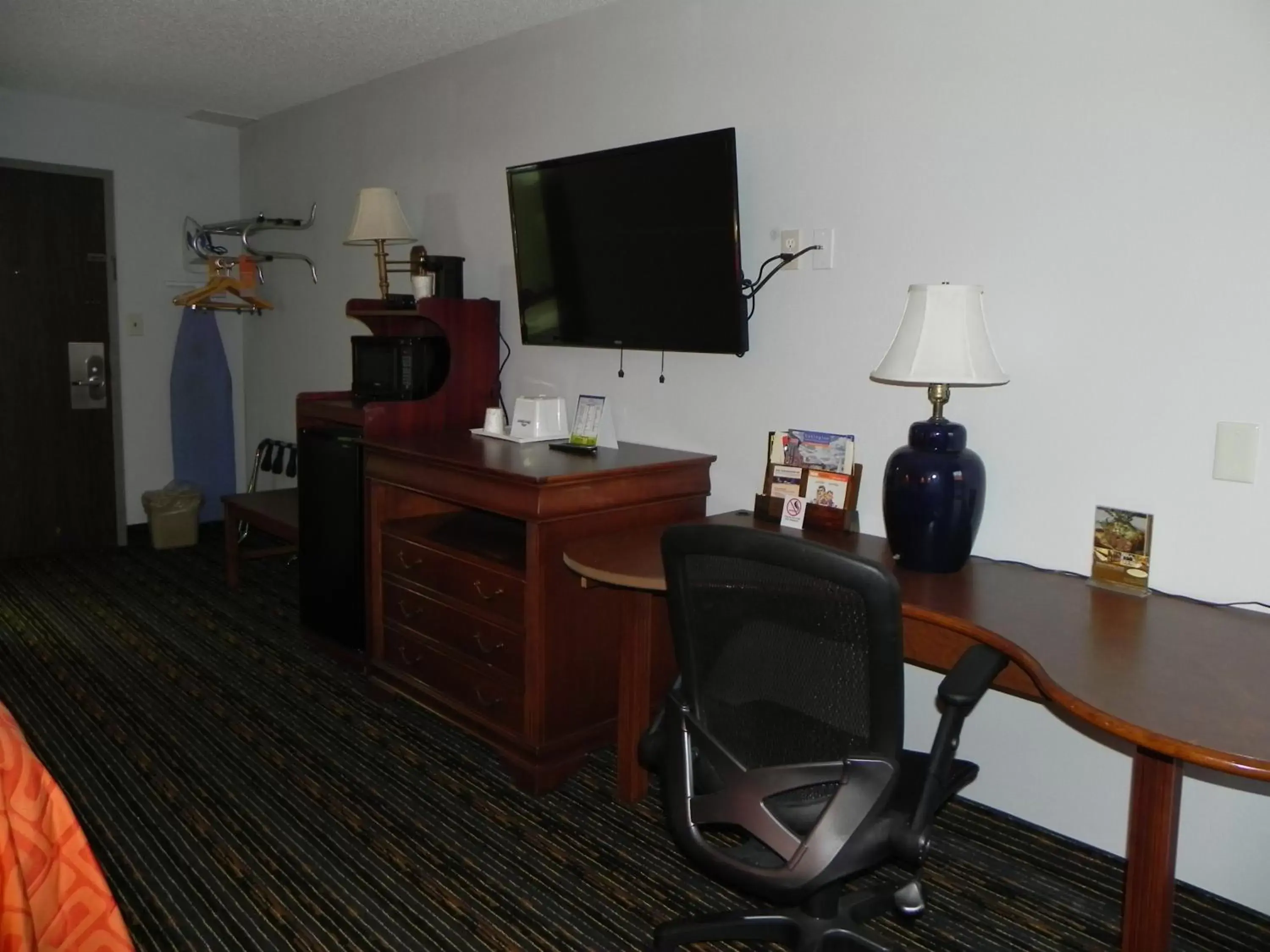 TV and multimedia, TV/Entertainment Center in Howard Johnson by Wyndham Lexington