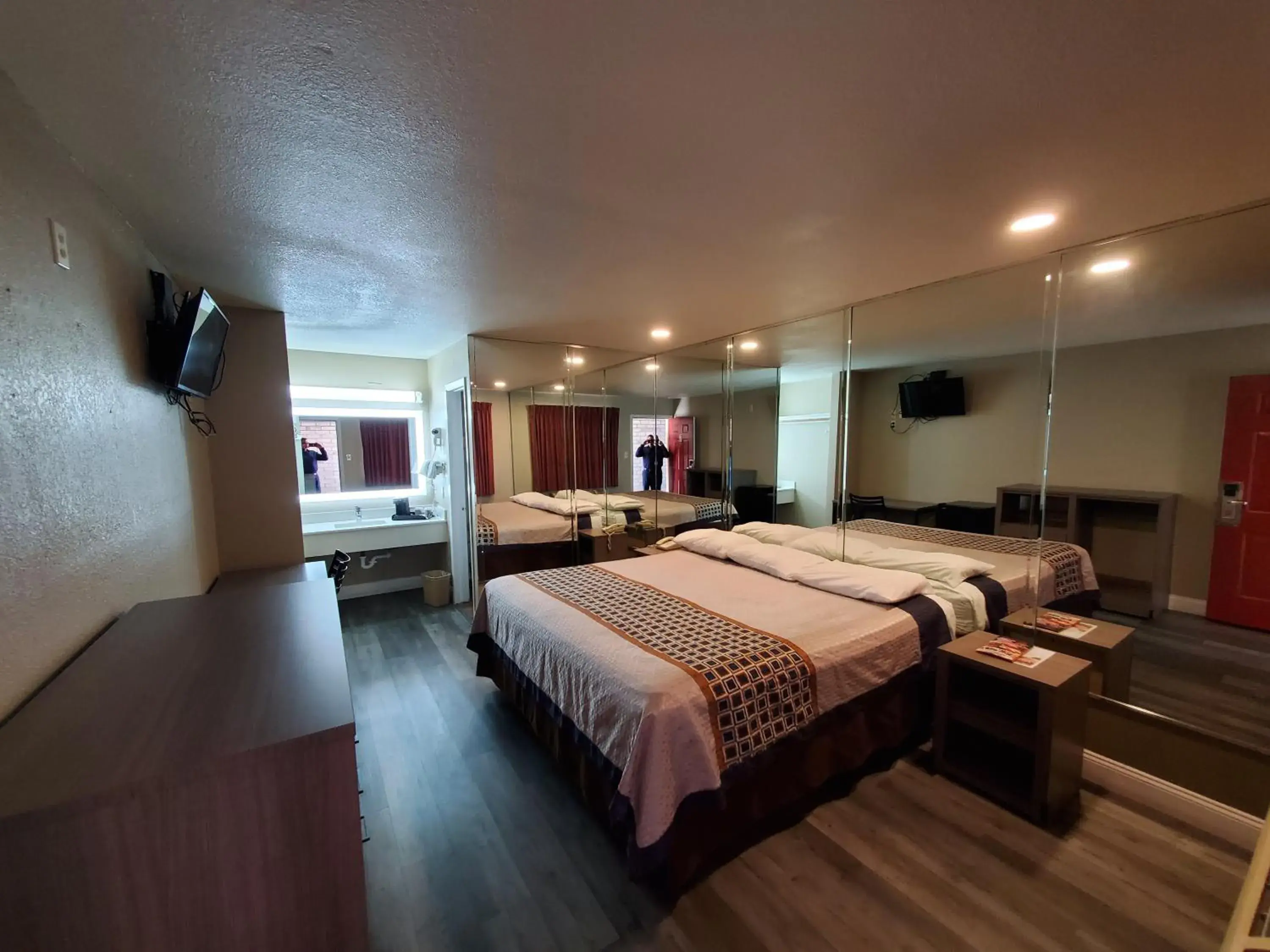 Photo of the whole room, Bed in River Inn Motel