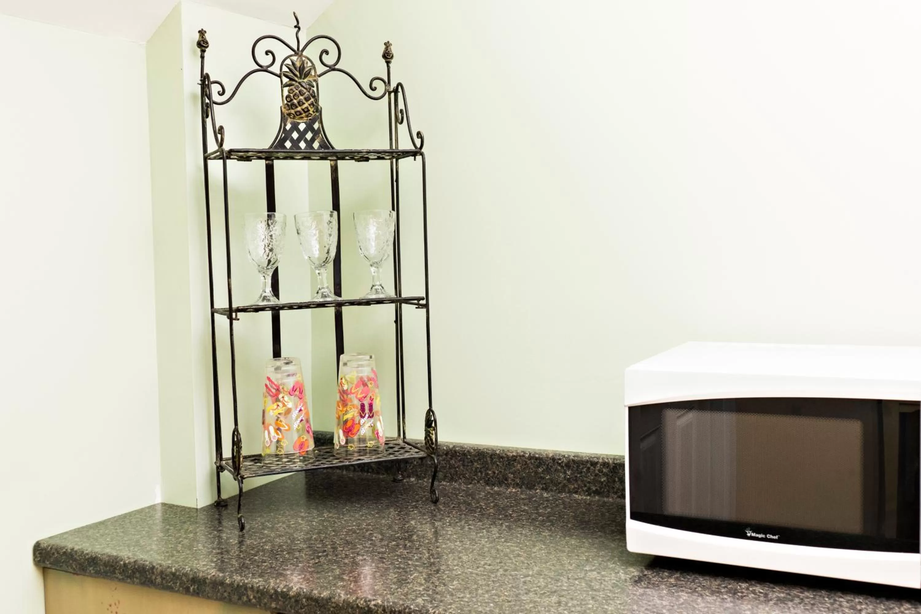 Kitchen or kitchenette, TV/Entertainment Center in Beachview Inn and Spa